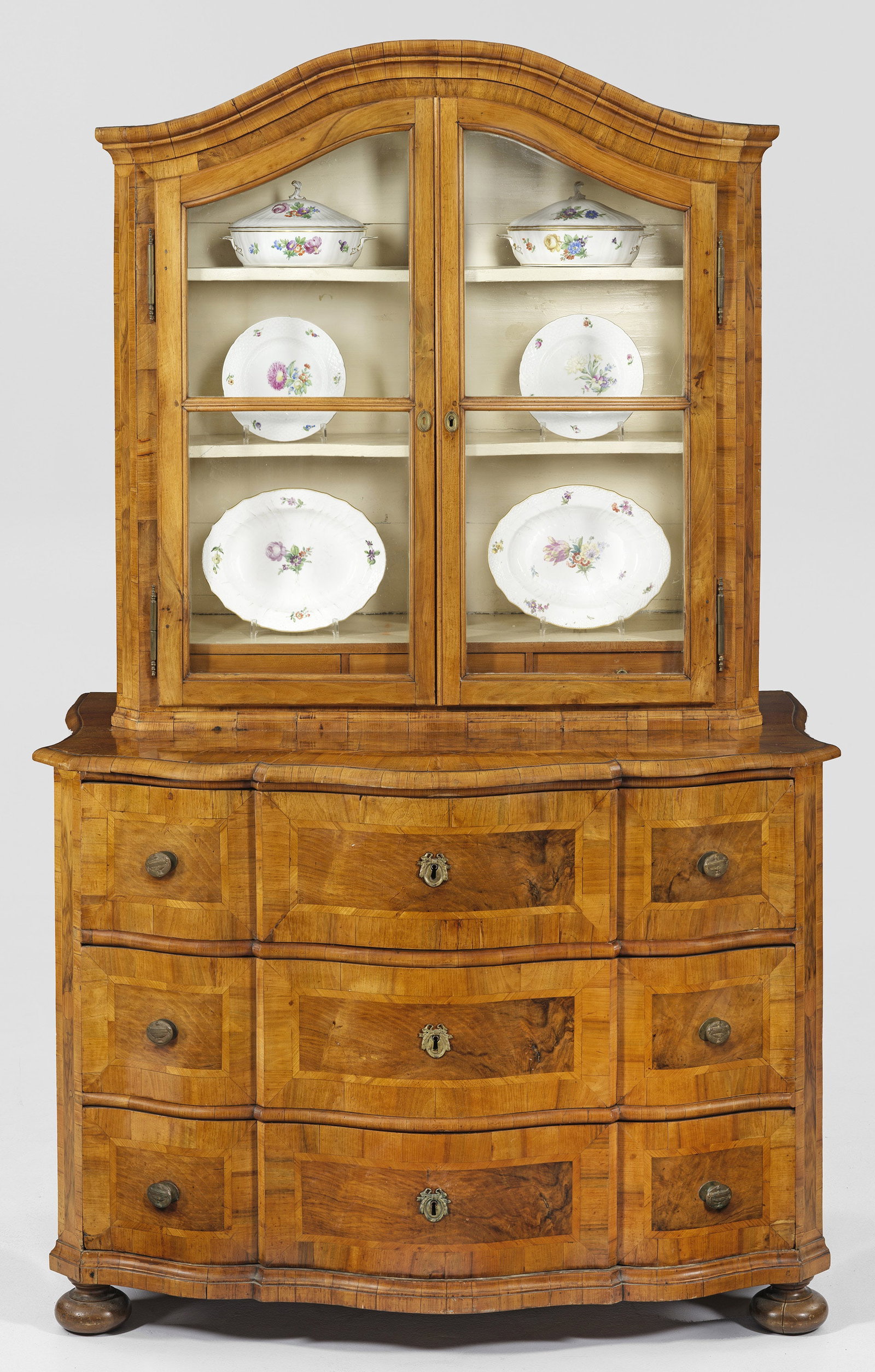 Große Barock-Aufsatzkommode: Nussbaum, furniert. Passig geschweifter Korpus auf schmaler Profilzarge und gedrückten Füßen. In der gegliederten Front drei gegenläufig geschweifte Schubladen. Entsprechende, gering überstehende