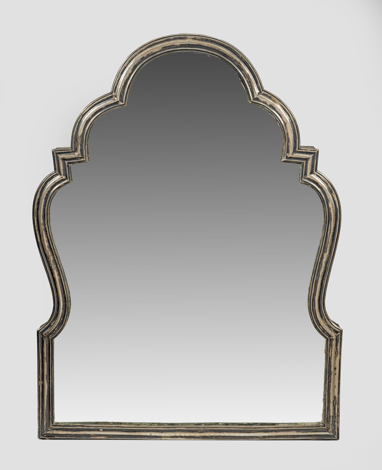 Barocker Wandspiegel: Silber und Spiegelglas über Holzkern. Rechteckig ansetzende, symmetrisch geschweifte Form mit mehrfach profiliertem Rahmen. Rückseitige Hängeöse. Altersspuren. 40 x 53,5 cm. A German Baroque mirro