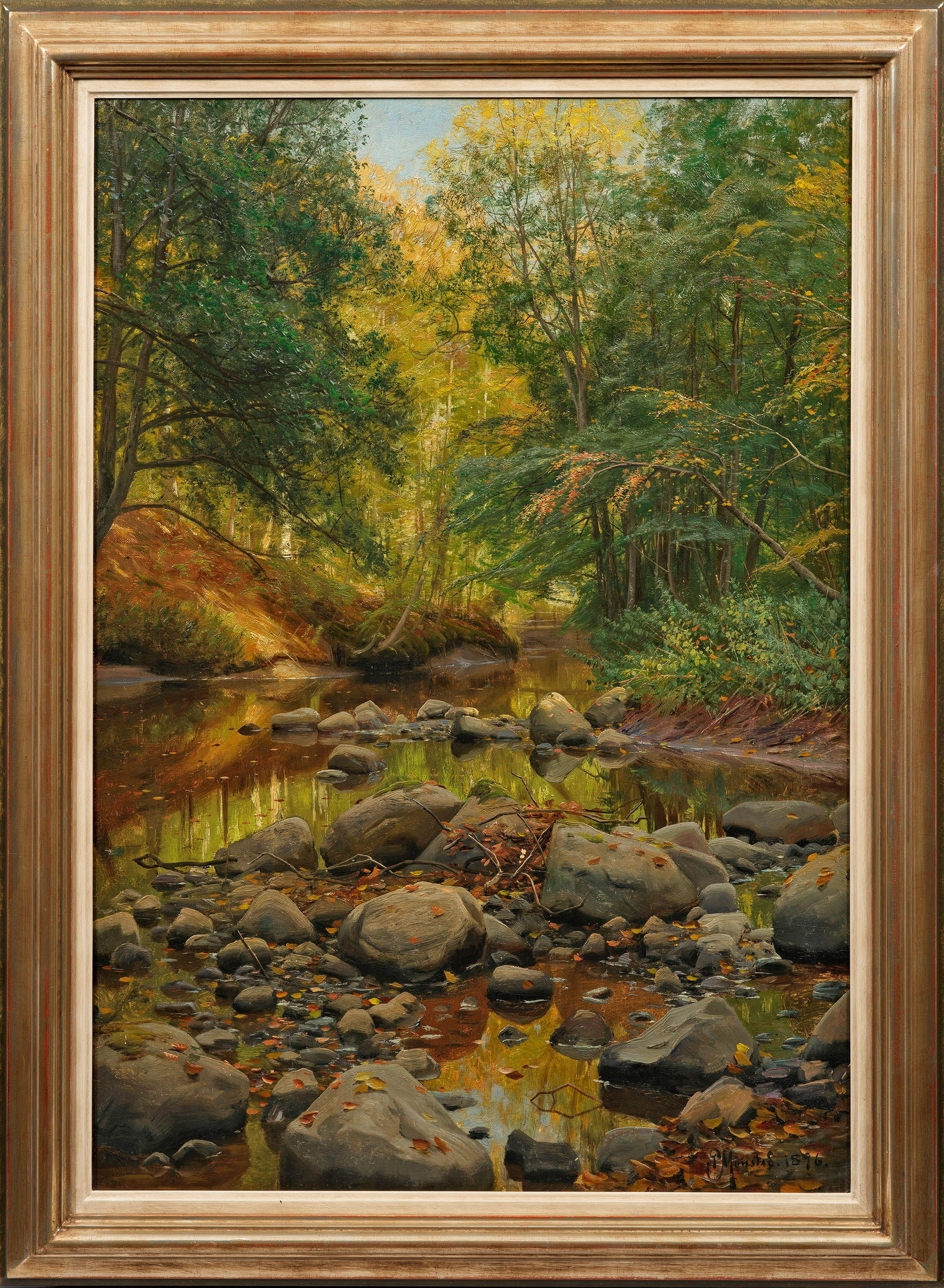 Peder Mørk Mønsted: (1859 Grenaa - 1941 Fredensborg) Herbstlicher Waldbach Äußerst stimmungsvoll brechen die warmen Sonnenstrahlen durch die bereits teilweise herbstlich, bunt gefärbten Blätter des dichten Laubwaldes