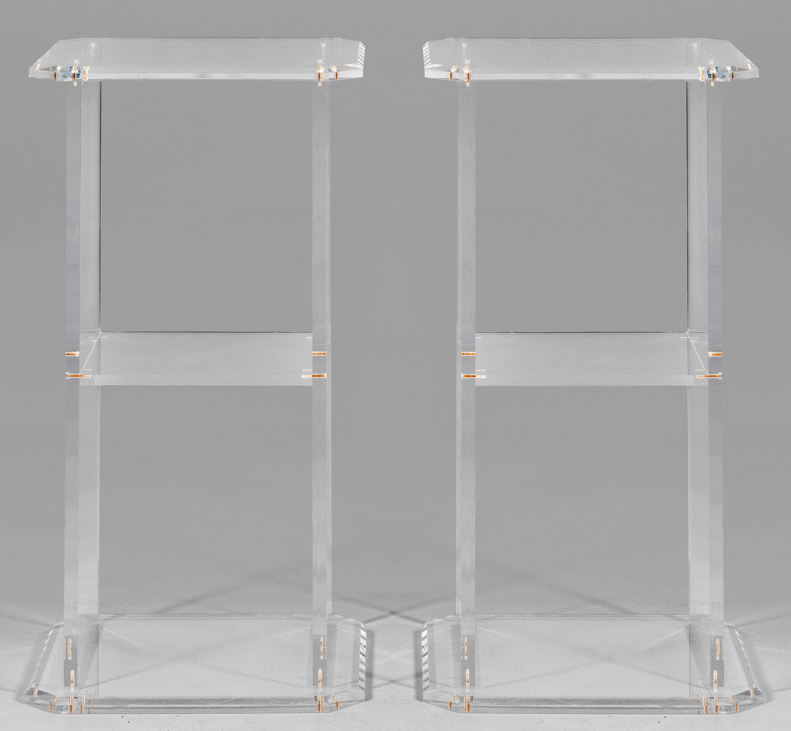 Paar moderne Podestsockel: Farbloses Acrylglas. Über flacher, abgekanteter Basis offen gestalteter Korpus mit Ablagefläche als Träger für korrespondierende Deckplatte. H. 89 cm. 47 cm x 42 cm. A pair of German acryl glass s