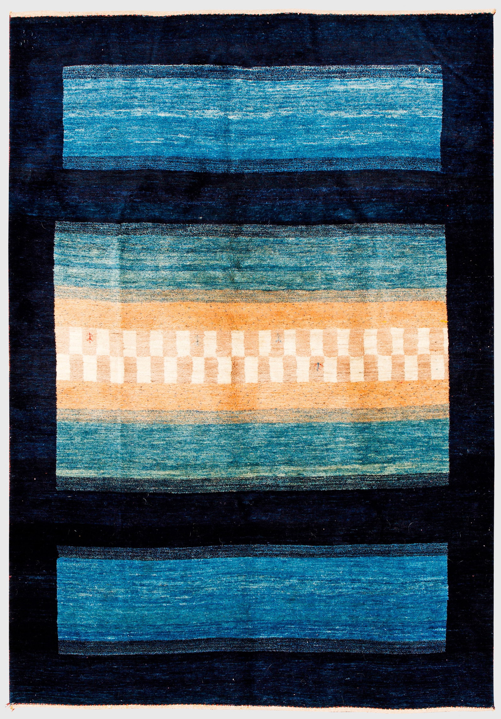 Kleiner Gabbé-Teppich: Persien. Wolle auf Wolle. Im Innenfeld flächendeckend abraschierte Streifenmusterung in unterschiedlichen Blau-, Grün- und Gelbtönen. Umlaufend breite, dunkelblaue Rahmung. 173 cm x 240 cm. A Persi