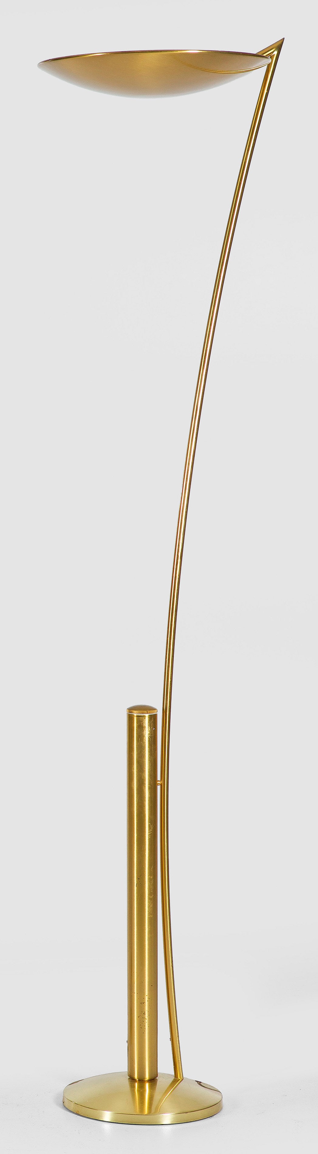 Große Bodenlampe von Florian Schulz: 1-flg.; Messing. Über flach gewölbtem Rundfuß kräftiger Schaft, flankiert von schlanker gebogter Strebe als Träger für gewölbte Lampenschale. Herstellerzeichen. Elektrifiziert. Entw. Florian Sc