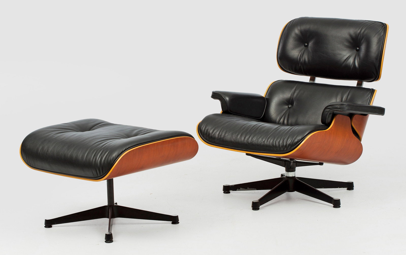 Loungesessel mit Ottomane von Charles & Ray Eames (1 of 1)
