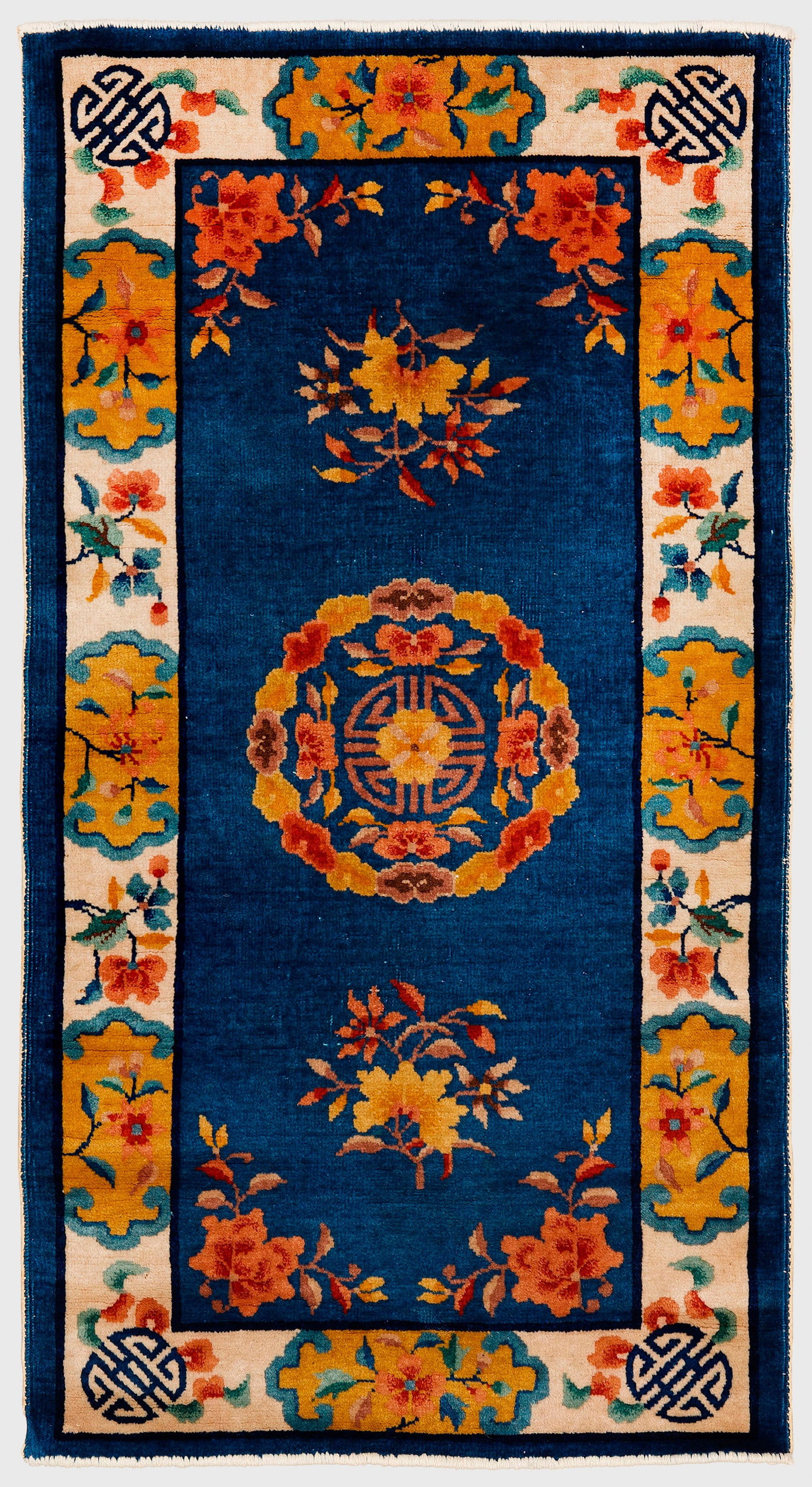 China-Brücke: China. Wolle auf Baumwolle. Im blauen Innenfeld Zentralmedaillon aus stilisierten Blüten in unterschiedlichen Gelbtönen sowie Musterung aus losen Blütenzweigen. Umlaufend breite, elfenbeinfarbene B