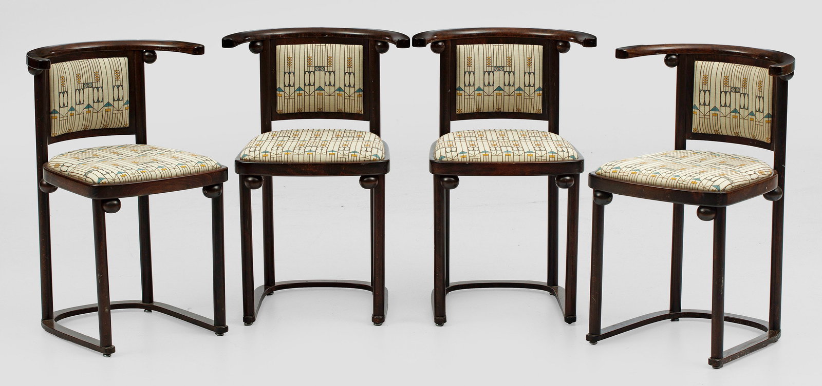 Satz von vier Stühlen nach einem Entwurf von Josef Hoffmann (1 of 1)