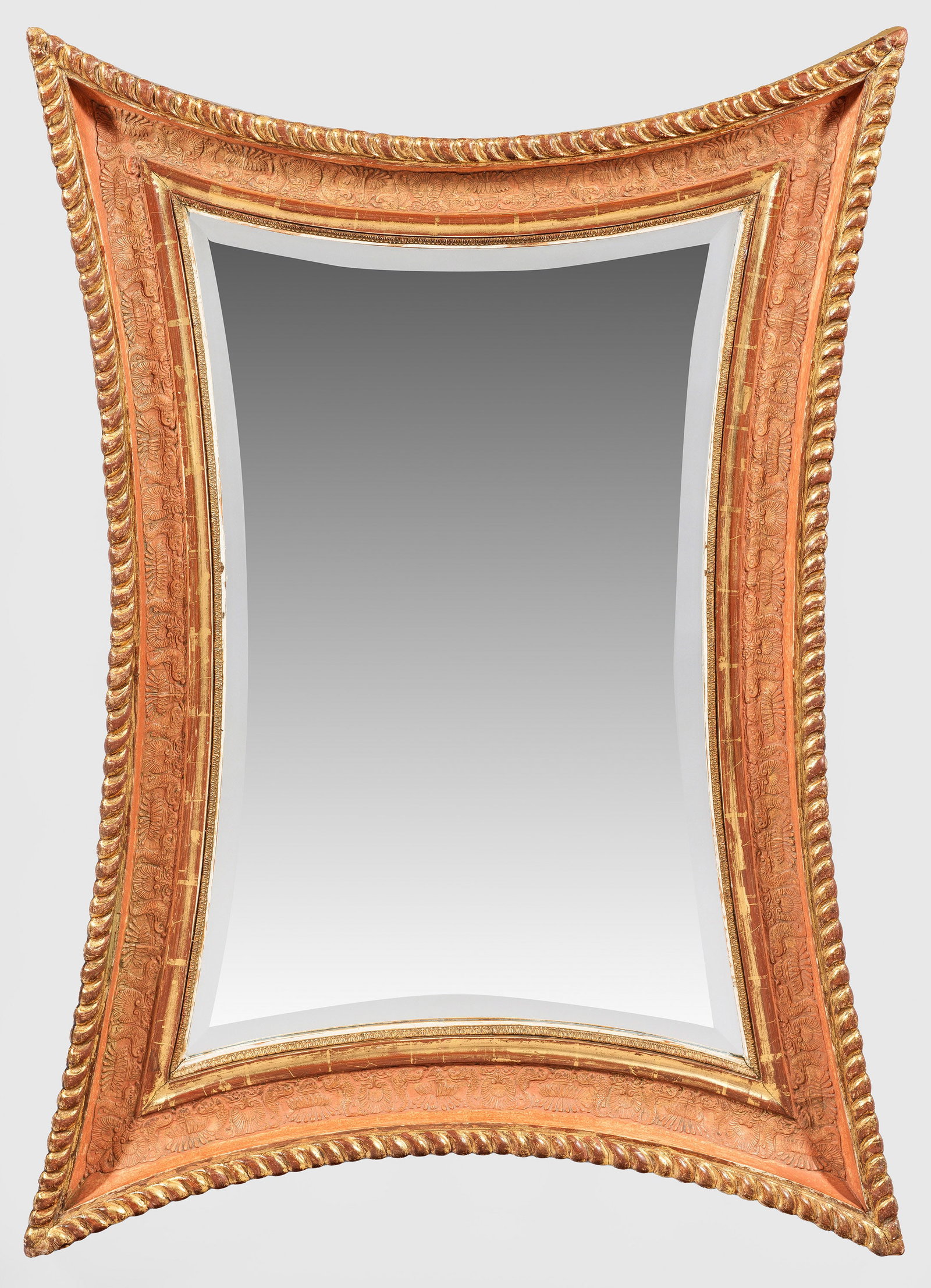 Napoleon III-Wandspiegel: Holz, stuckiert, gefasst und vergoldet. Rechteckige, allseitig konkav eingezogene, gekehlte Spiegelrahmung mit Kodelbandfries sowie flachem Reliefdekor aus stilisierten Delfinen. Facettiertes