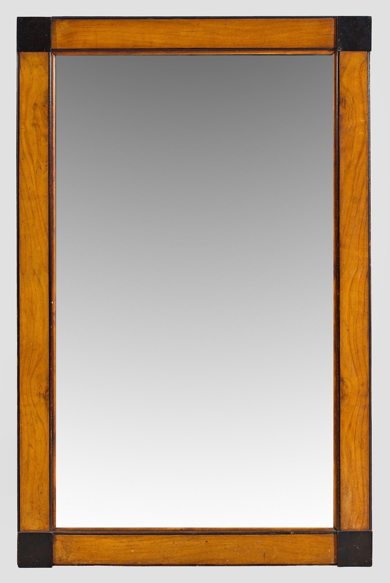 Biedermeier-Wandspiegel: Kirschbaum, furniert sowie teilw. ebonisiert. Gerade, rechteckig angelegte, breite Spiegelrahmung. 112 cm x 72 cm. A German Biedermeier mirror. Deutsch. 19. Jh.