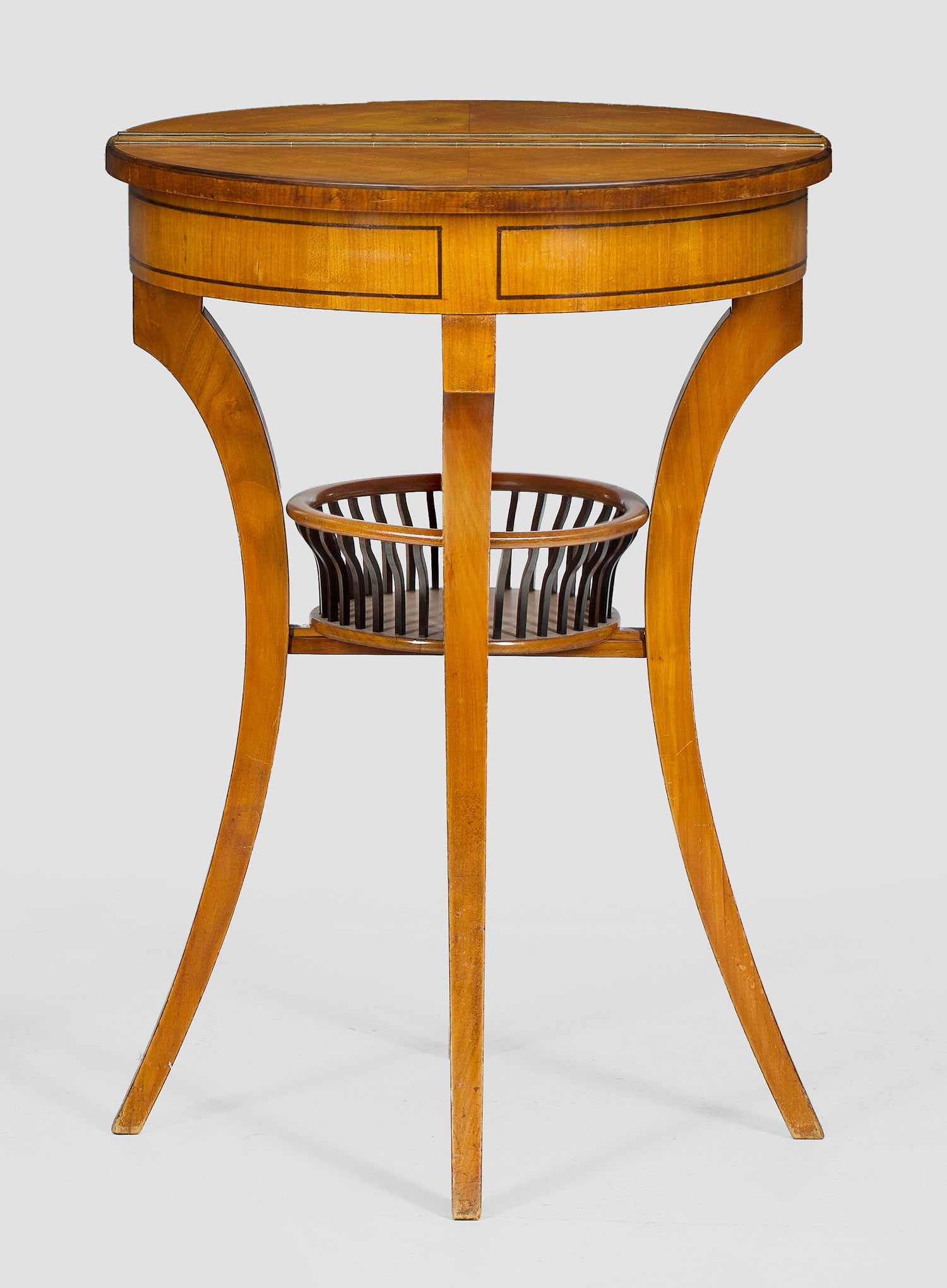 Beistelltisch im Biedermeier-Stil (1 of 1)