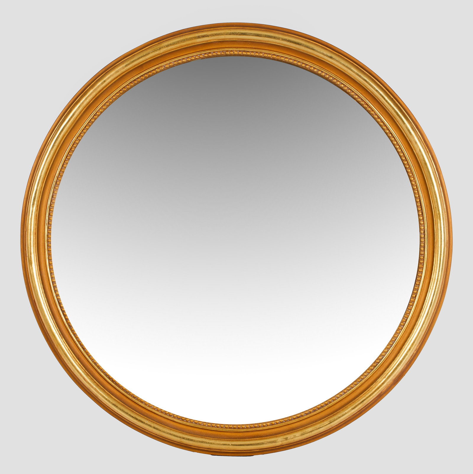 Großer Konvexspiegel: Holz, goldfarben lackiert. Runde, umlaufend profilgerahmte Spiegelrahmung mit schmalem Fries aus Perlstab. Leicht gewölbtes Spiegelglas. D. 100 cm. A large gold German lacquered mirror. Deutsch. Ende