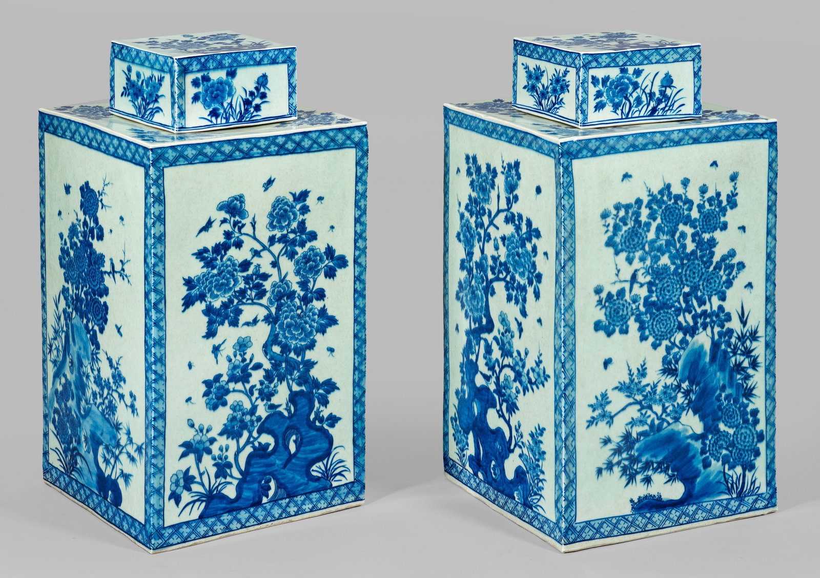 Paar Vierkant-Bodenvasen mit Fels- und Päoniendekor (1 of 1)