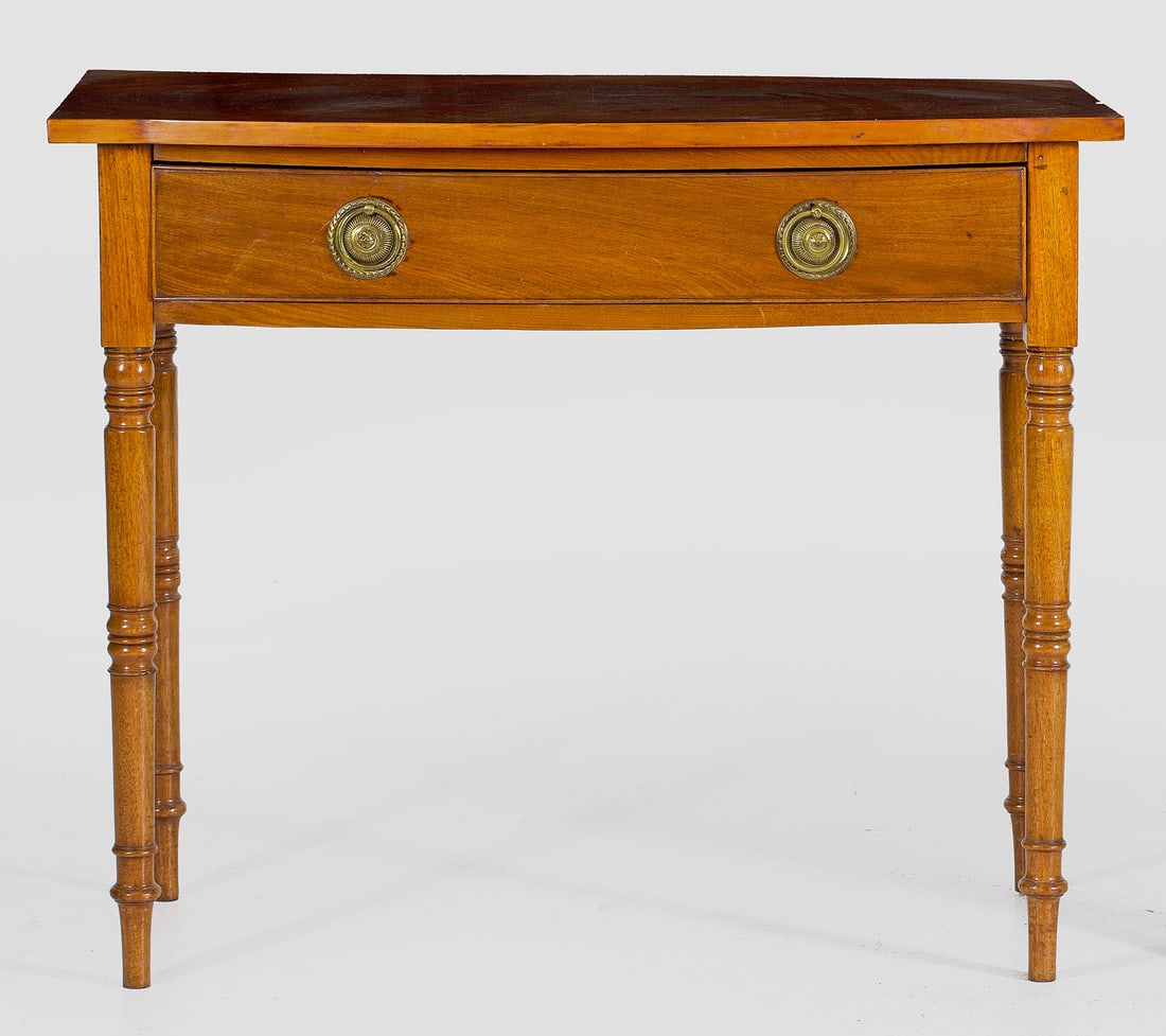 Viktorianischer Konsoltisch: Mahagoni. Gerader, schauseitig bombierter, einschubiger Zargenkasten auf schlanken, mehrfach gegliederten Balusterbeinen. Gering überstehende Deckplatte. H. 78 cm. 94,5 cm x 48 cm. An English