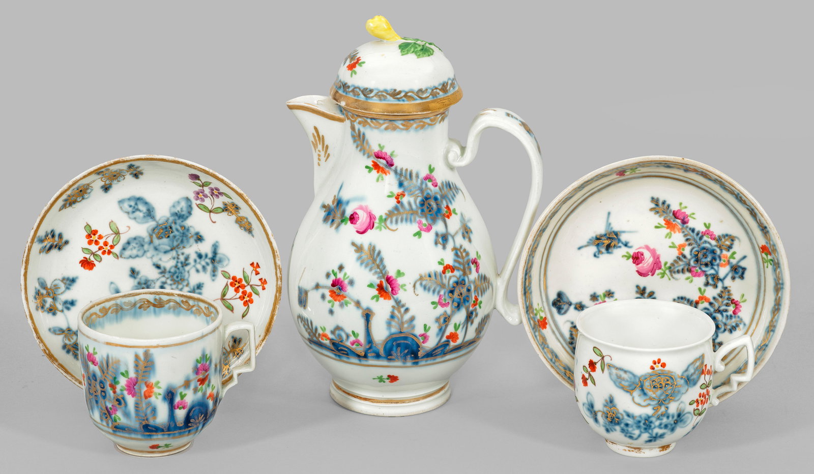 Kaffeekanne und zwei Kaffeetassen mit Fels- und Vogeldekor (1 of 1)