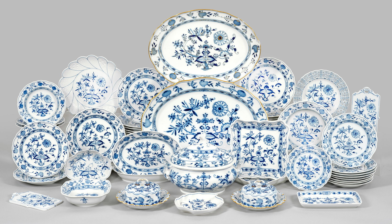 Umfangreiches Speise-Teilservice mit "Zwiebelmuster"-Dekor (1 of 1)