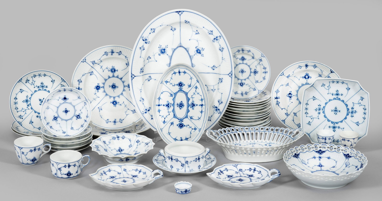 Teilservice mit Dekor "Musselmalet Halbspitze" (1 of 1)