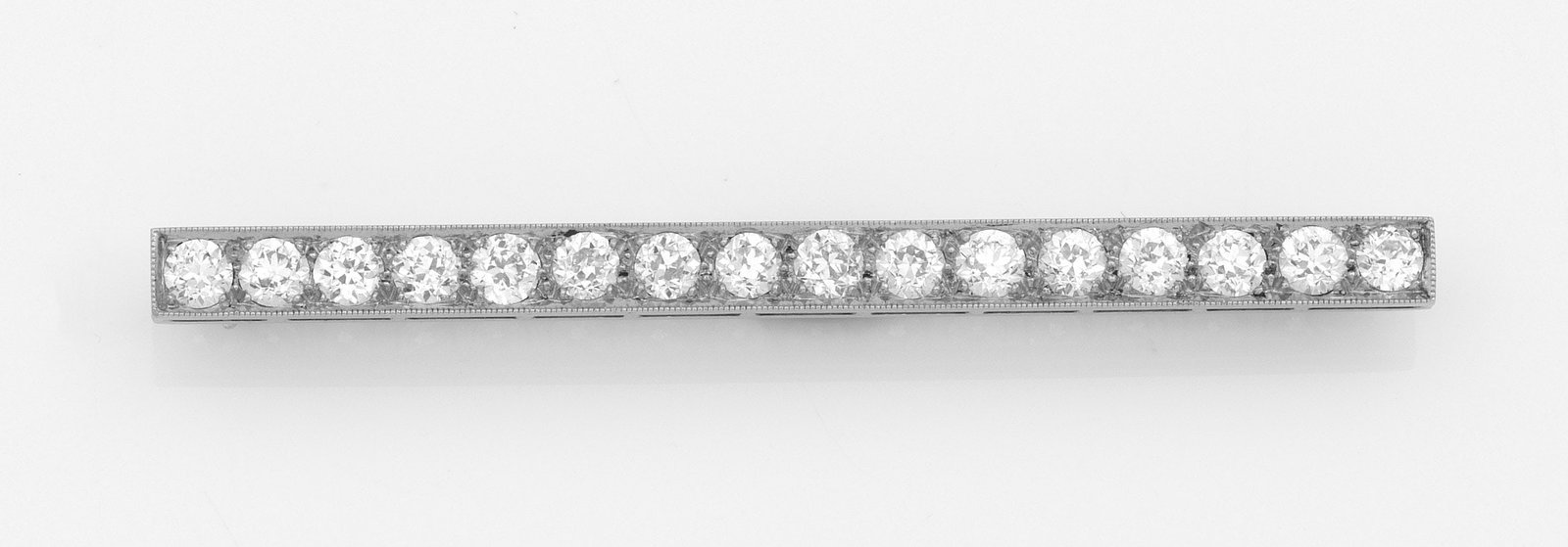 Art Déco Diamanten-Stabnadel: Platin. Linear besetzt mit 16 Altschliffdiamanten von zus. ca. 1,60 ct., umzogen von Millegriffbändern. Gew. ca. 5,77 g. Brooch set with 16 diamonds approx. 1,60 ct., in platinum.