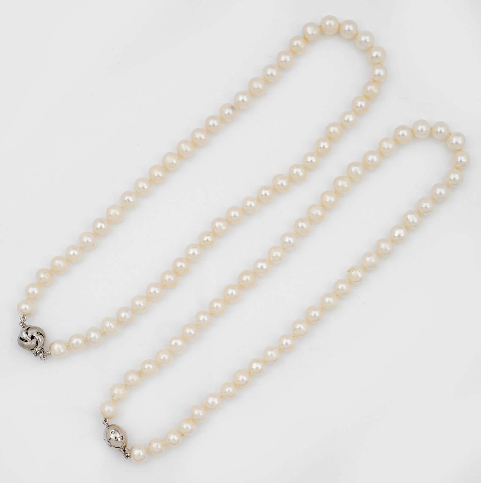 Zwei klassische Perlcolliers (1 of 1)