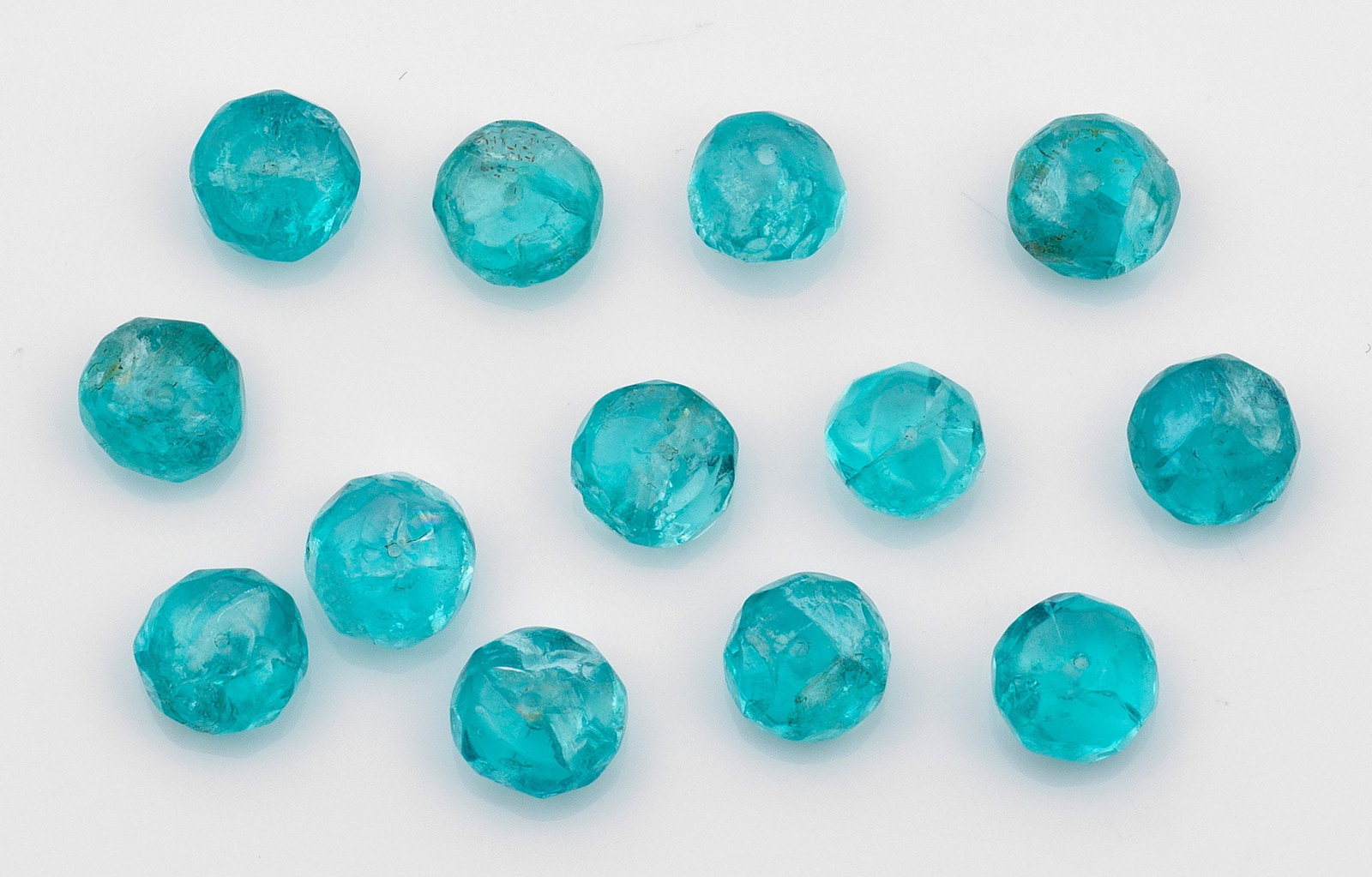 Kollektion von 13 Paraiba-Apatiten (1 of 1)