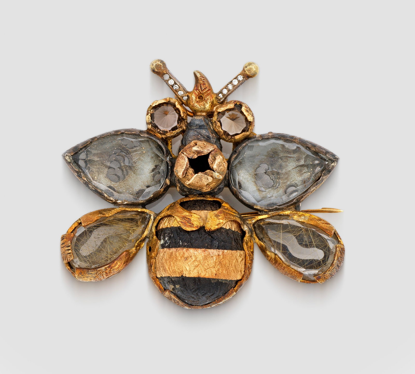 Bienen-Brosche von Susa Beck, München: Silber, teilw. Gelbgold tauschiert. Plastisch gestaltet und mit facettiertem Glas sowie Topasen und Rutilquarz. Herstellerzeichen. Gew. ca. 20,35 g. Bee brooch set with glass, topaz and rutil topaz, i