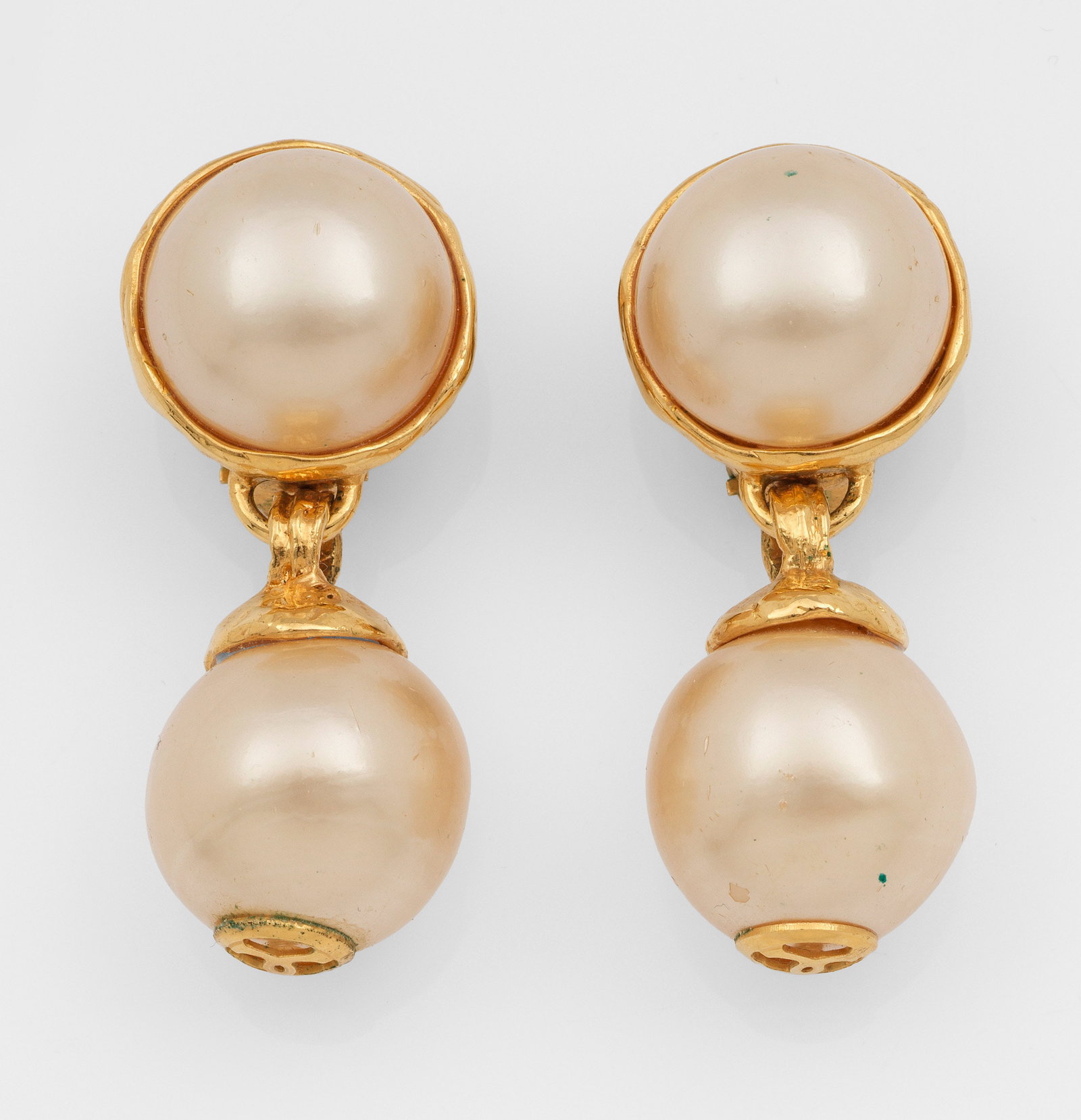 Paar Ohrclips von CHANEL aus den 1980er Jahren: Metall, vergoldet. Zweigeteilt aus Kunstperl-Cabochons und Kunstperlen. Herstellerzeichen. Pair of earclips by CHANEL, brass gilded. Maker's mark.
