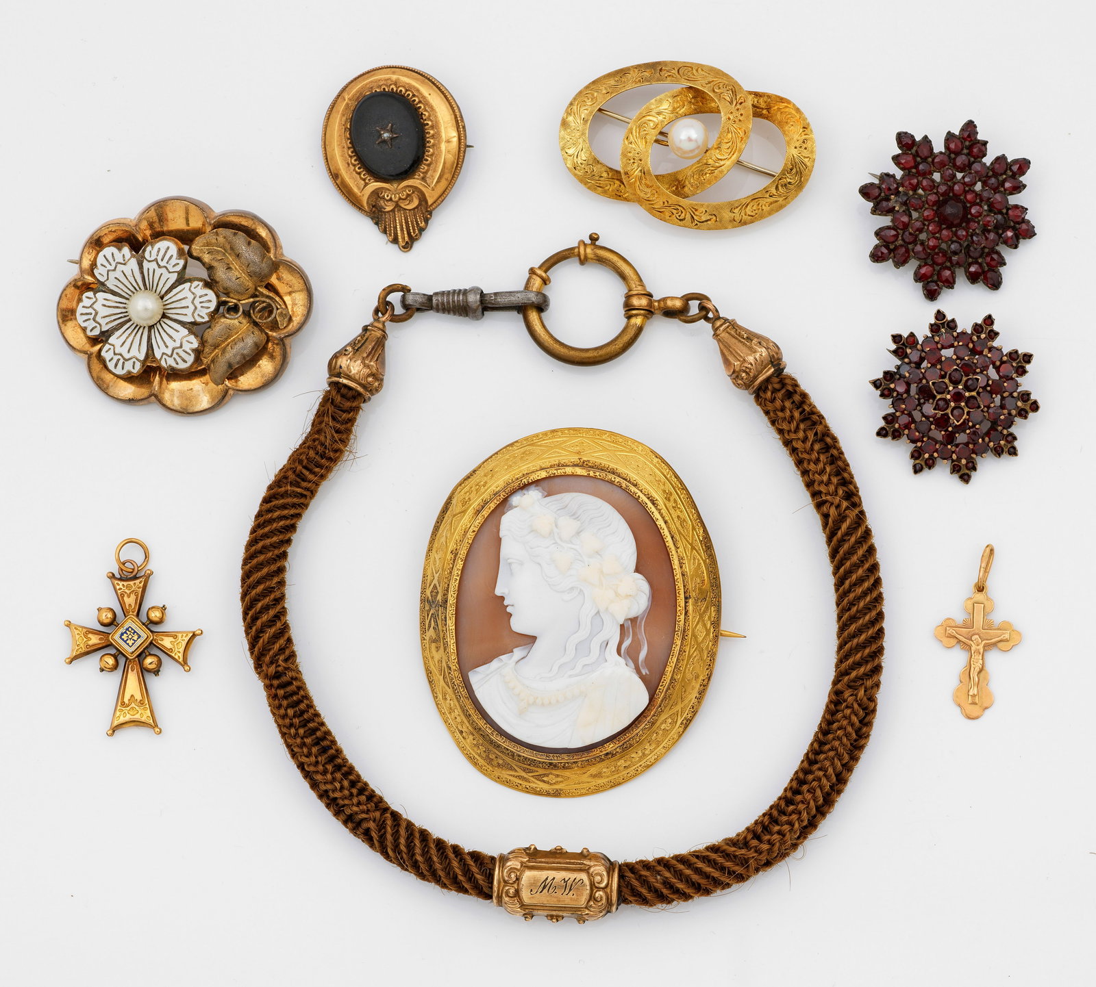 Kollektion von Biedermeier- und Belle Epoque-Schmuck: Gelbgold, gest. 750 und Metall vergoldet. 6 Broschen, 2 Kreuzanhänger sowie Uhrenkette, teilw. mit Granaten, Perlen und einer Kamee besetzt. Gewicht-Perlbrosche in 18 ct. 9,15 g. Collection of 6 broo