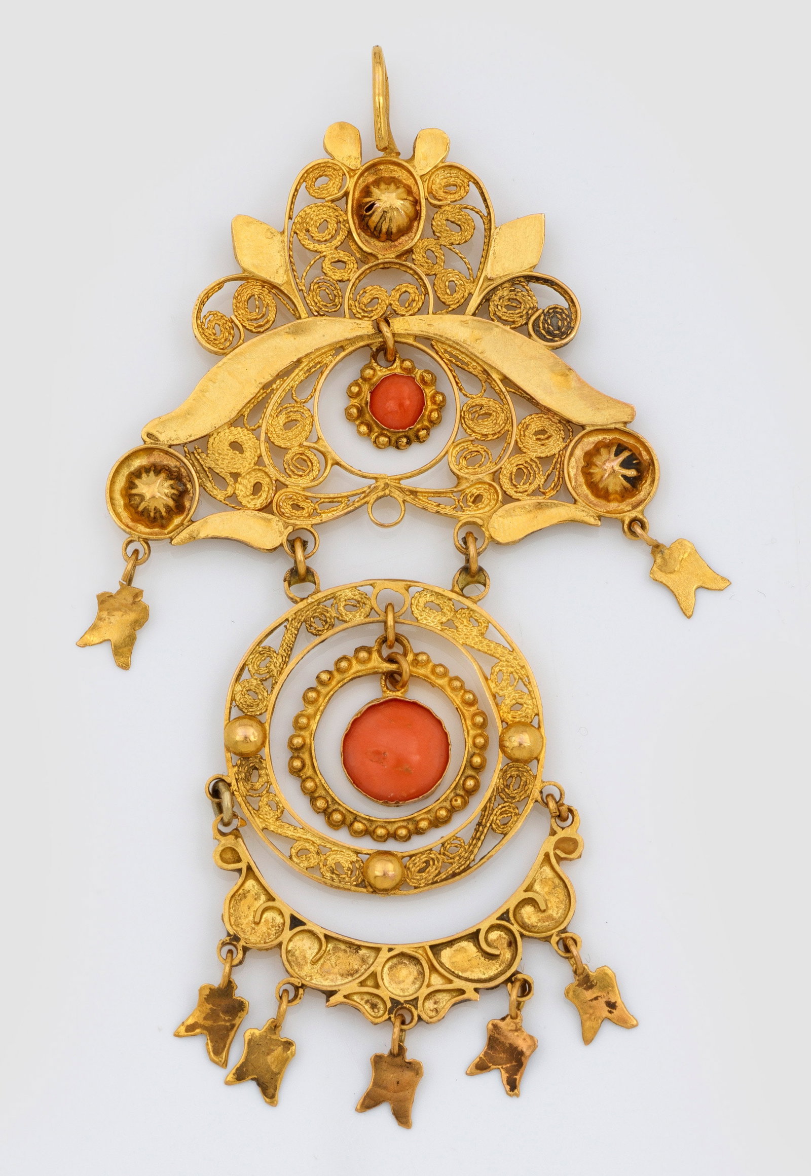 Orientalischer Korallen-Chandelier-Anhänger: Gelbgold, 14 ct.; Kartuschenförmiger, dreigeteilter, filigraner Anhänger mit Korallencabochon besetzt. Gew. ca. 10,53 g. Pendant set with coral, in 14 k gold.