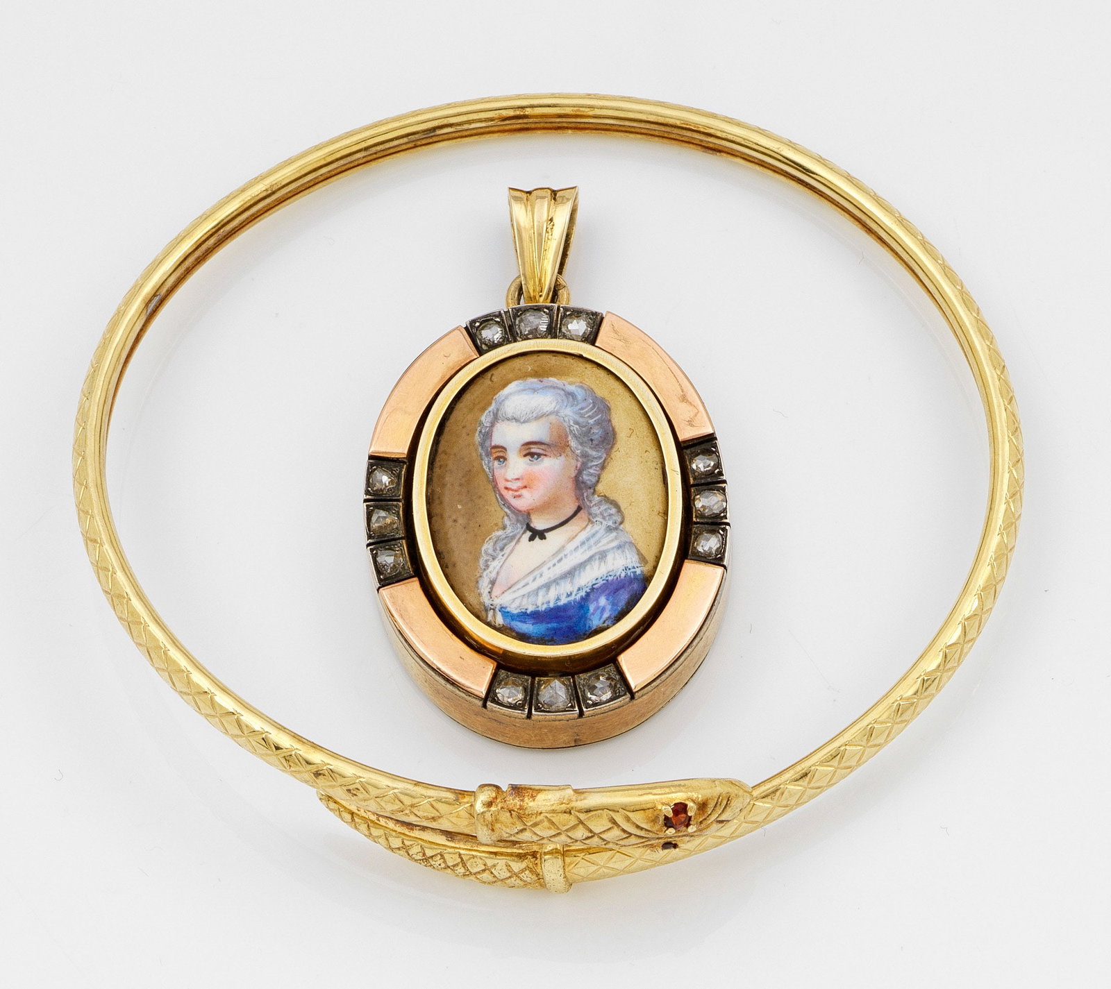 Medaillon-Anhänger und Schlangen-Armreif (1 of 1)