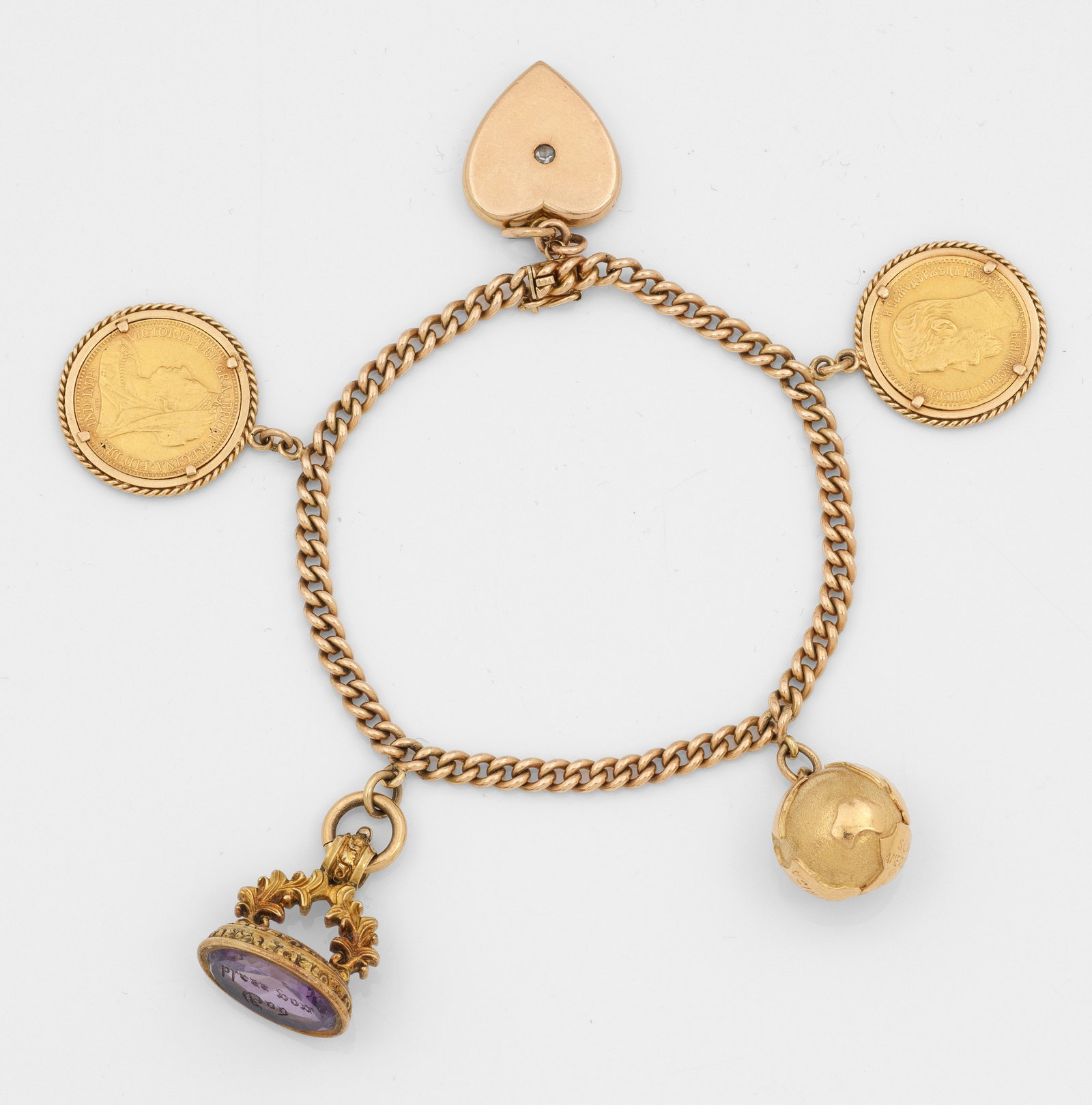 Klassisches Bettelarmband: Gelbgold, gest. 585. Flachpanzer-Armband mit 5 Anhängern: Petschaft, Herzmedaillon mit Diamantrose, Weltkugel und Königin Victoria 1896/Zar Nikolaus II. von Russland 1898. Gew. ca. 40,13 g. Bracelet