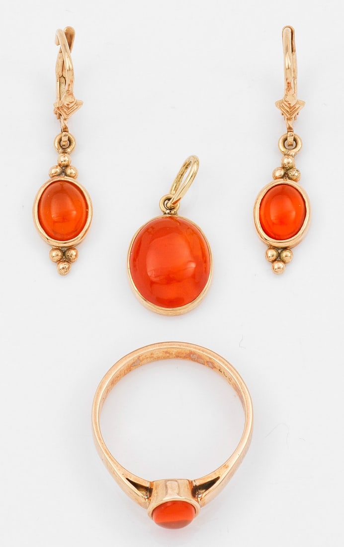 Feueropal-Parure: Paar Ohrgehänge, korrespondierender Ring und Anhänger. Roségold, gest. 585. Schauseitig besetzt mit orange farbenen Opalen im Cabochonschliff. Ges.-Gew. ca. 7,33 g. Ring, pair of earrings and penda