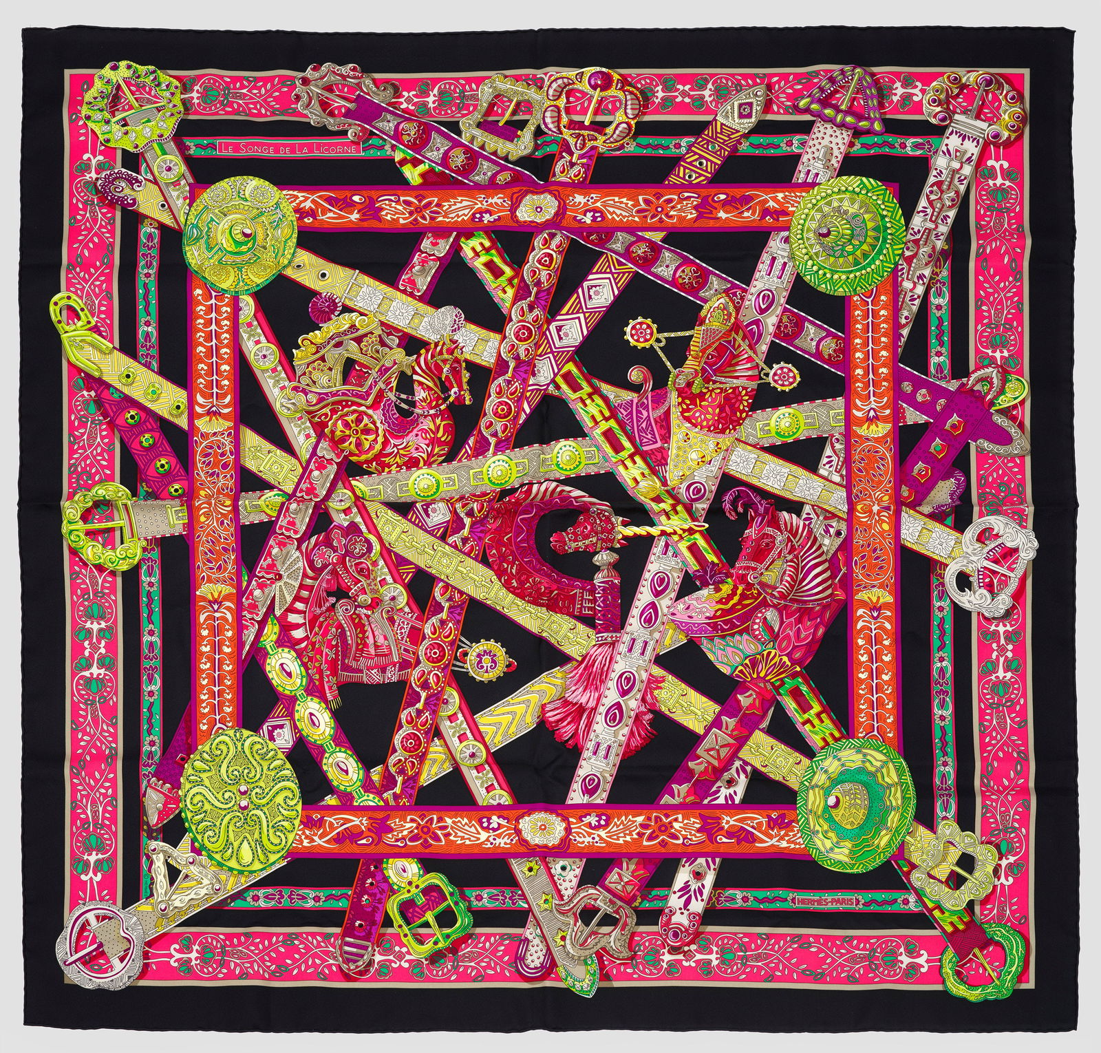 Seidentuch "Le Songe de la Licorne" von HERMÈS: mit Box. Sog. "le Carré". Quadratisches Tuch. Auf schwarzem Fond flächendeckende Musterung aus verwobenen Schnallenmotiven und Pferdeköpfen in unterschiedlichen Neonfarben. Entw. Annie Faivre, 2013