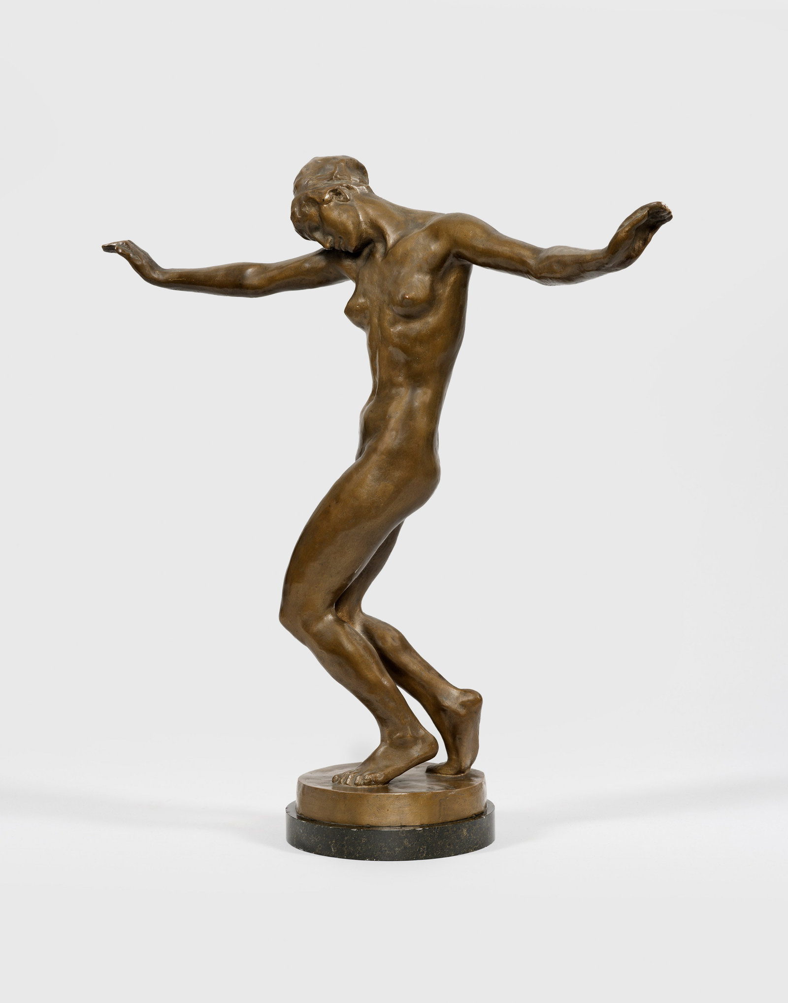 Fritz Behn: (1878 Klein Grabow - 1970 München) Tanzende Bronze, dunkelbraun patiniert, 1919. Auf der Plinthe monogr. u. dat. "F. B. 1919.", seitlich Gießerstempel "LAUCHHAMMER BILDGUSS" mit Signet und Ziffer "1