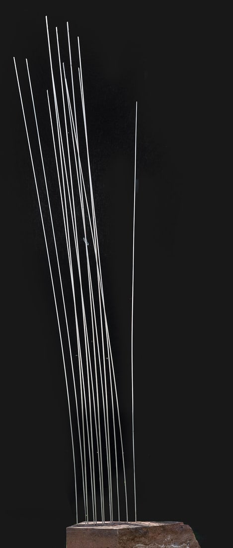 Zeitgenössischer Bildhauer: (Tätig im 20./21. Jh.) Modernes Windspiel Metall, verchromt. In einen Stein vertikal integrierte Stäbe, die sich bei Wind bewegen und in ihrer stilisierten Gestaltung an Schilf- oder Bambusgewächse