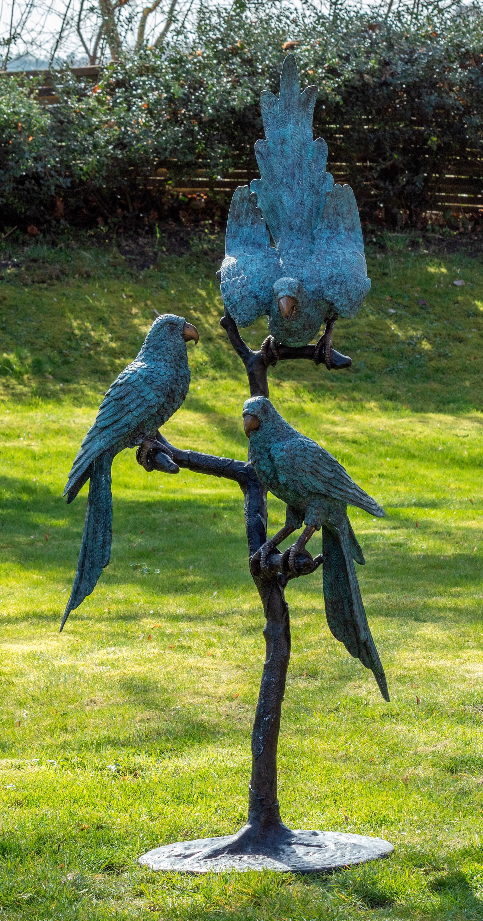 Zeitgenössischer Tierbildhauer: (Tätig im 20./21. Jh.) Papageiengruppe Bronze, dunkelbraun und grün patiniert. Lebensgroße, naturnah geschilderte Darstellung dreier Papageien auf einer mehrfach verzweigten Sitzstange als Sockel.