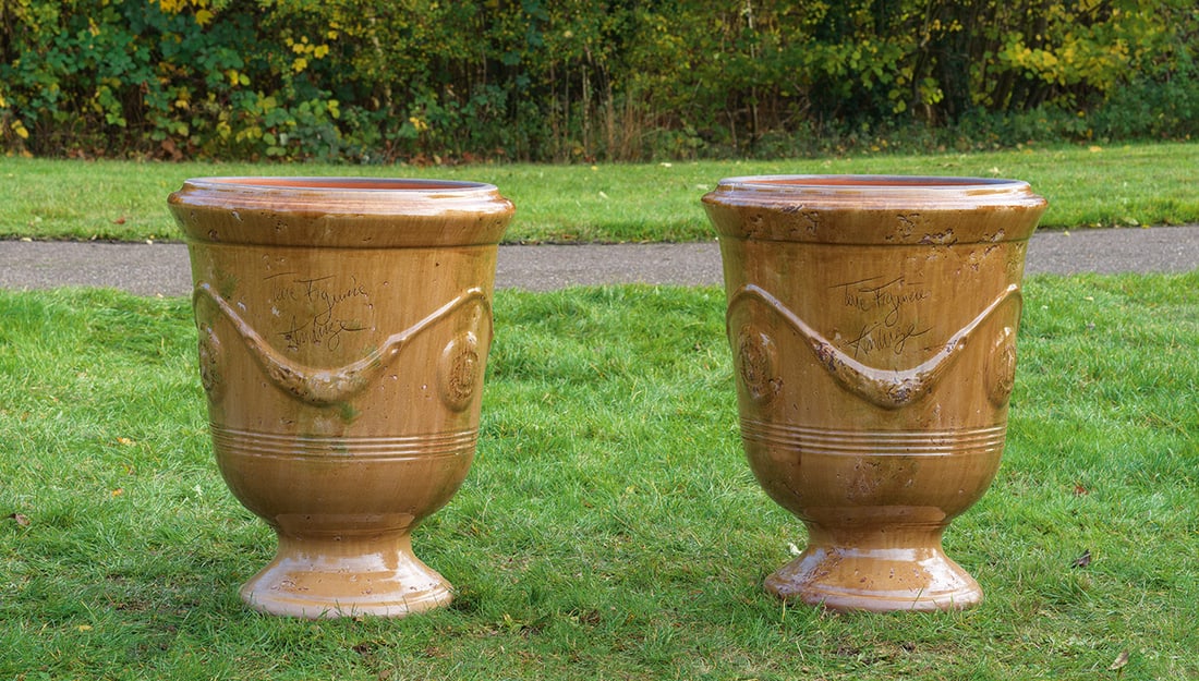 Paar große Pflanzgefäße (1 of 1)