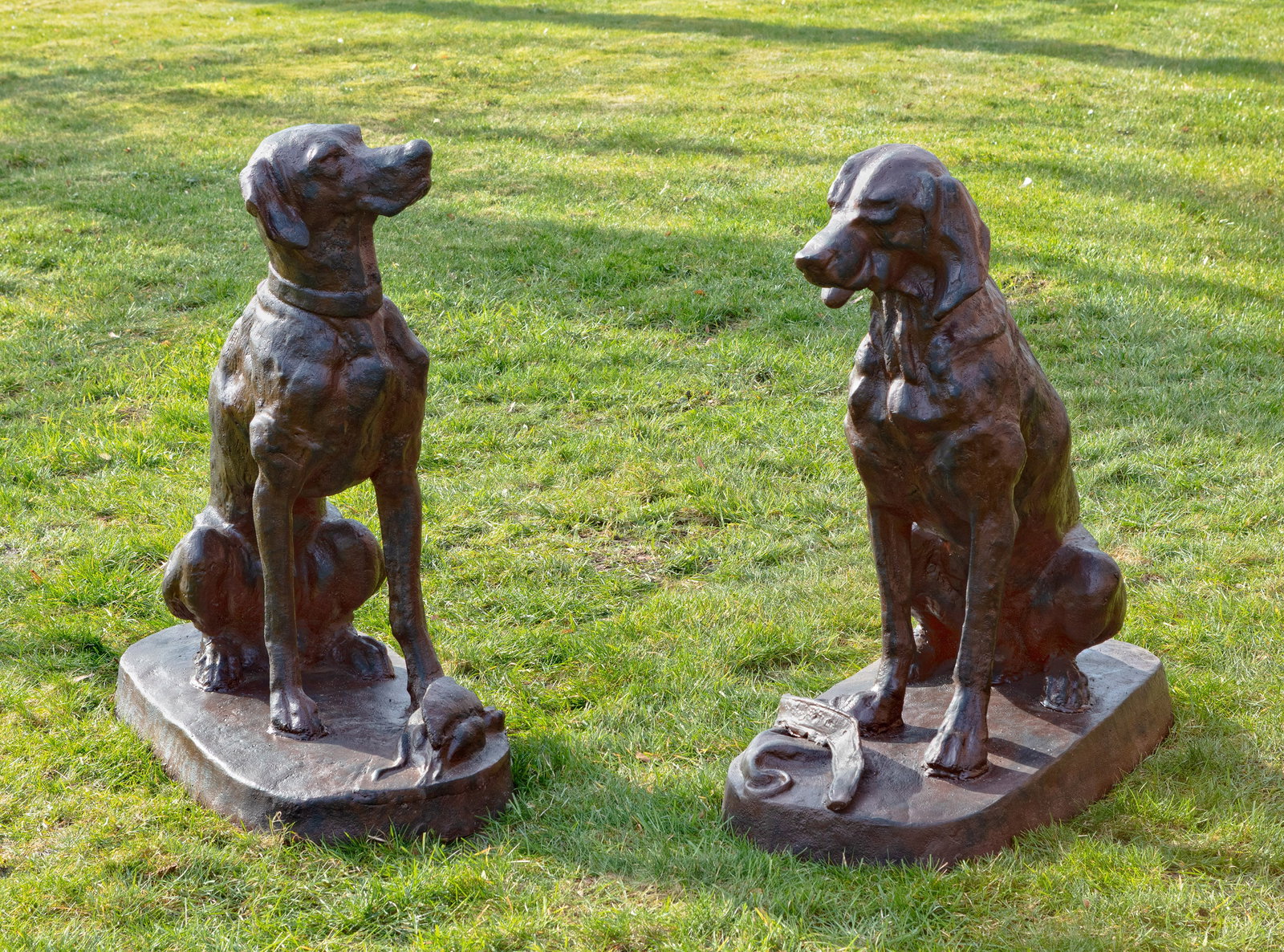 Paar große Jagdhunde als Parkfiguren (1 of 1)