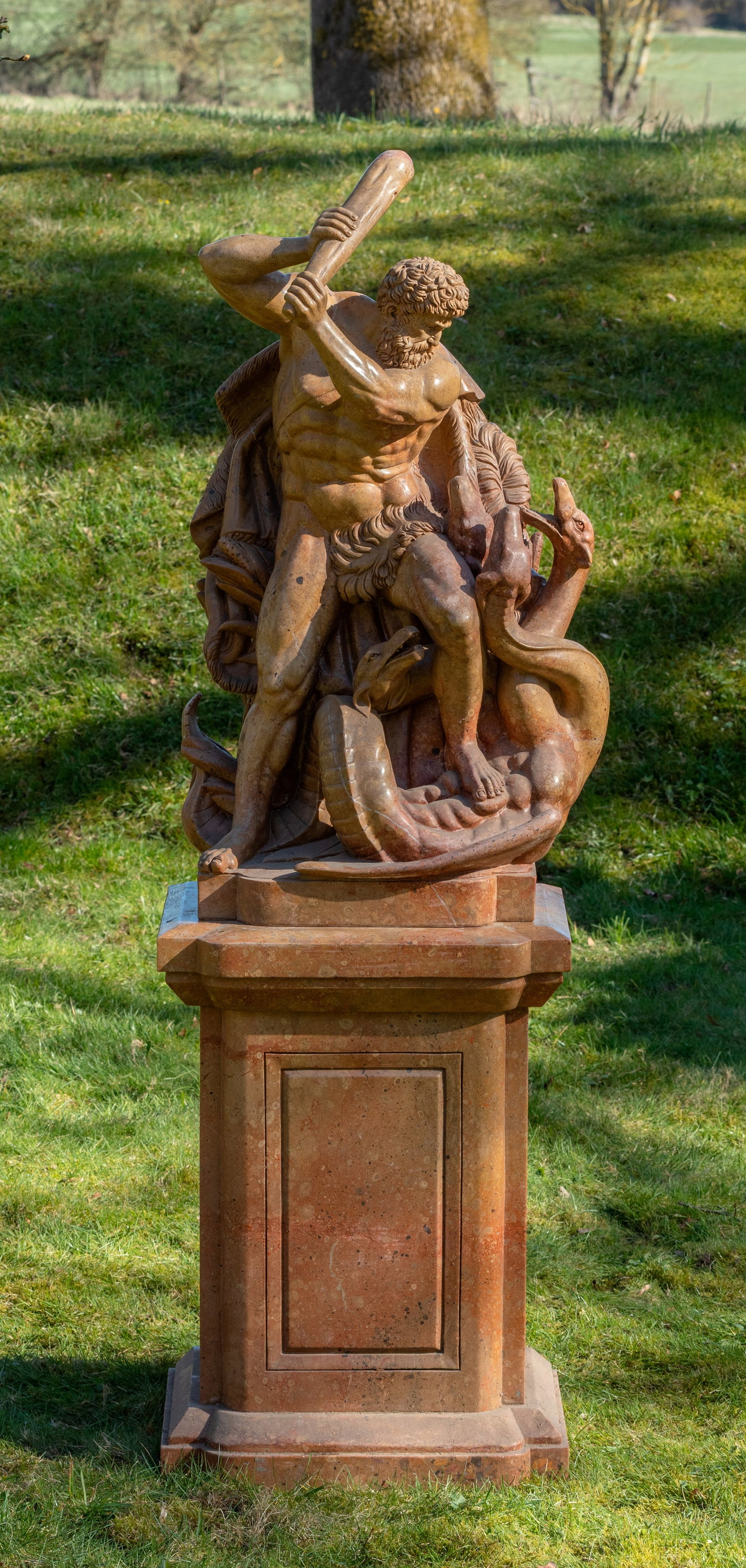 Edmund Hofmann von Aspernburg: (1847 Pest - 1930 Wien) nach Herkules und die Lernäische Hydra Beigefarben gemaserter Marmorguss. Posthume, zeitgenössische Variation des 21. Jh., nach der berühmten monumentalen, um 1890 entstande