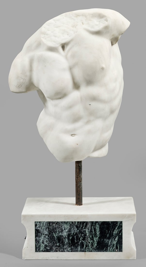 Italienischer Bildhauer: (Tätig im 20. Jh.) Gaddi-Torso Weißer Marmor. Nach einem antiken, griechischen Vorbild gestaltete, vollplastisch gearbeitete Darstellung eines zur Seite geneigten, männlichen Torsos auf rechteckig