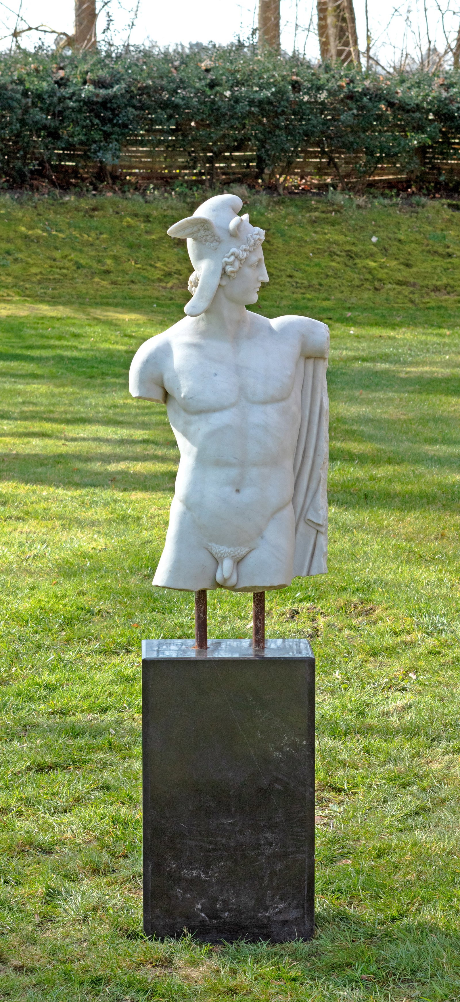 Italienischer Bildhauer: (Tätig im 20. Jh) Heller Marmor. Montiert auf einem dunklen, hochrechteckigen Steinsockel. Vollplastische, fragmentarisch konzipierte Darstellung nach dem bedeutenden, um 1800 entstandenen, triumphie