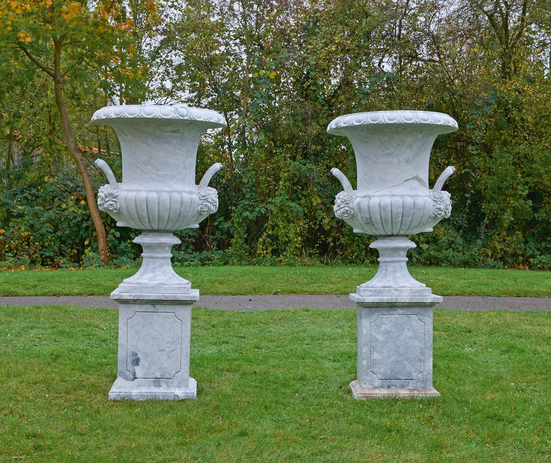 Paar monumentale Parkvasen auf Postamenten (1 of 1)