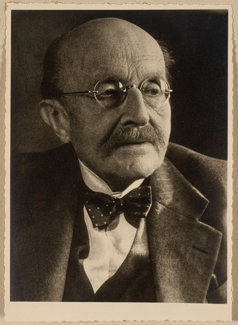 Fotografie von Prof. Dr. Max Planck: Schwarz-Weiß-Abzug (nach einer Reproduktion)/Papier, montiert auf Unterlegkarton, dieser dat. 1946 und verso bez. "Atelier unbekannt". 16 cm x 11,5 cm. Die Fotografie stellt Max Planck in fortgeschri