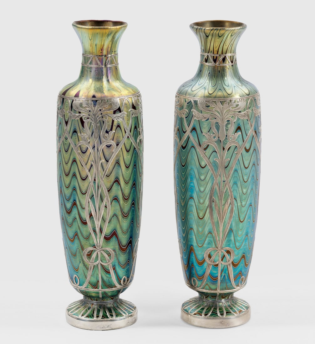 Paar seltene "Phänomen"-Vasen von Loetz: mit Feinsilberauflage (Silver Overlay) Schlanke Balusterform. Glas mit Dekor "rubin Phänomen 6893": Farbloses Glas rubinrot unterfangen, mit Silbergelbfäden umsponnen, in ein Rippenmodel geblasen un