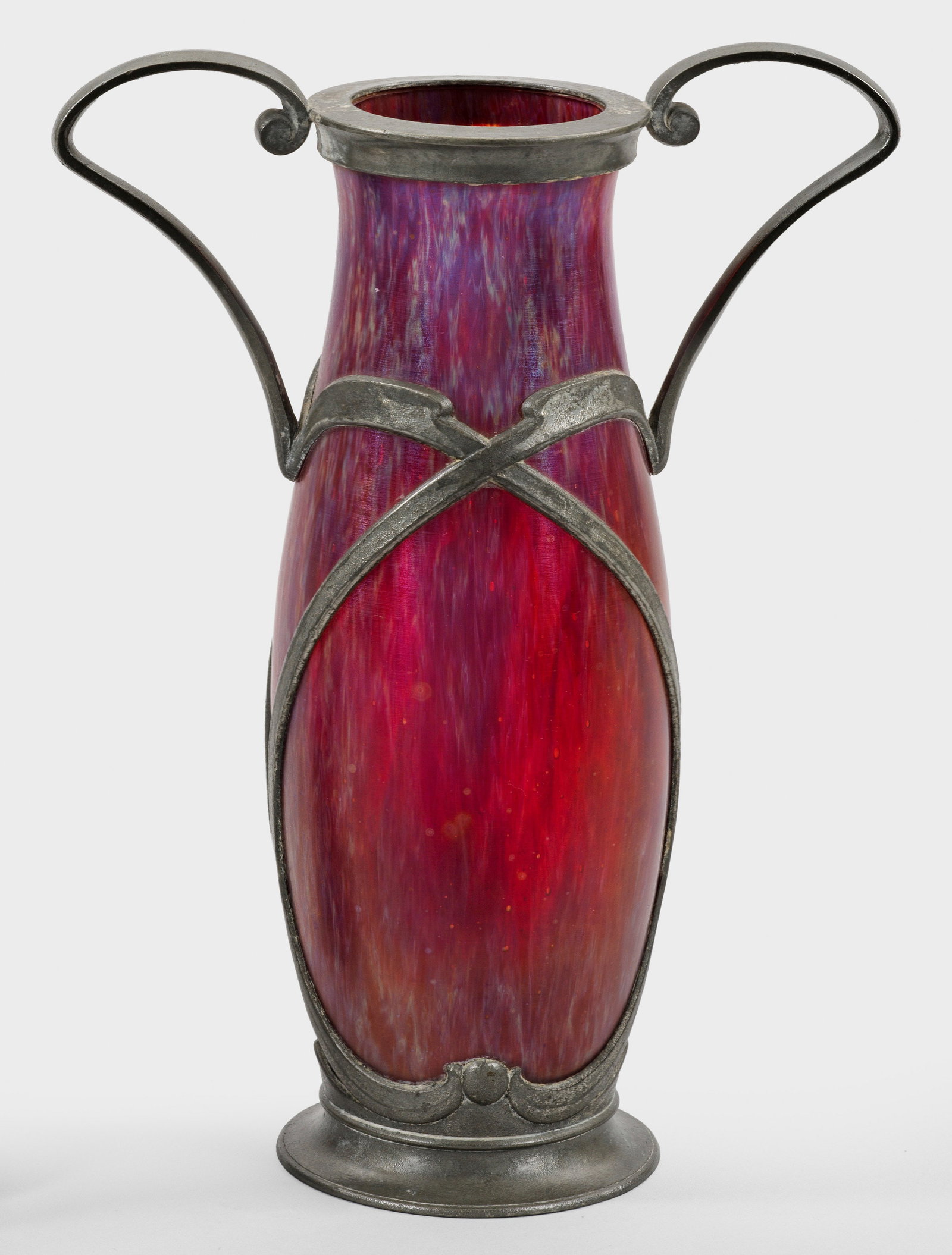 Jugendstil-Henkelvase mit Zinnmontierung (1 of 1)