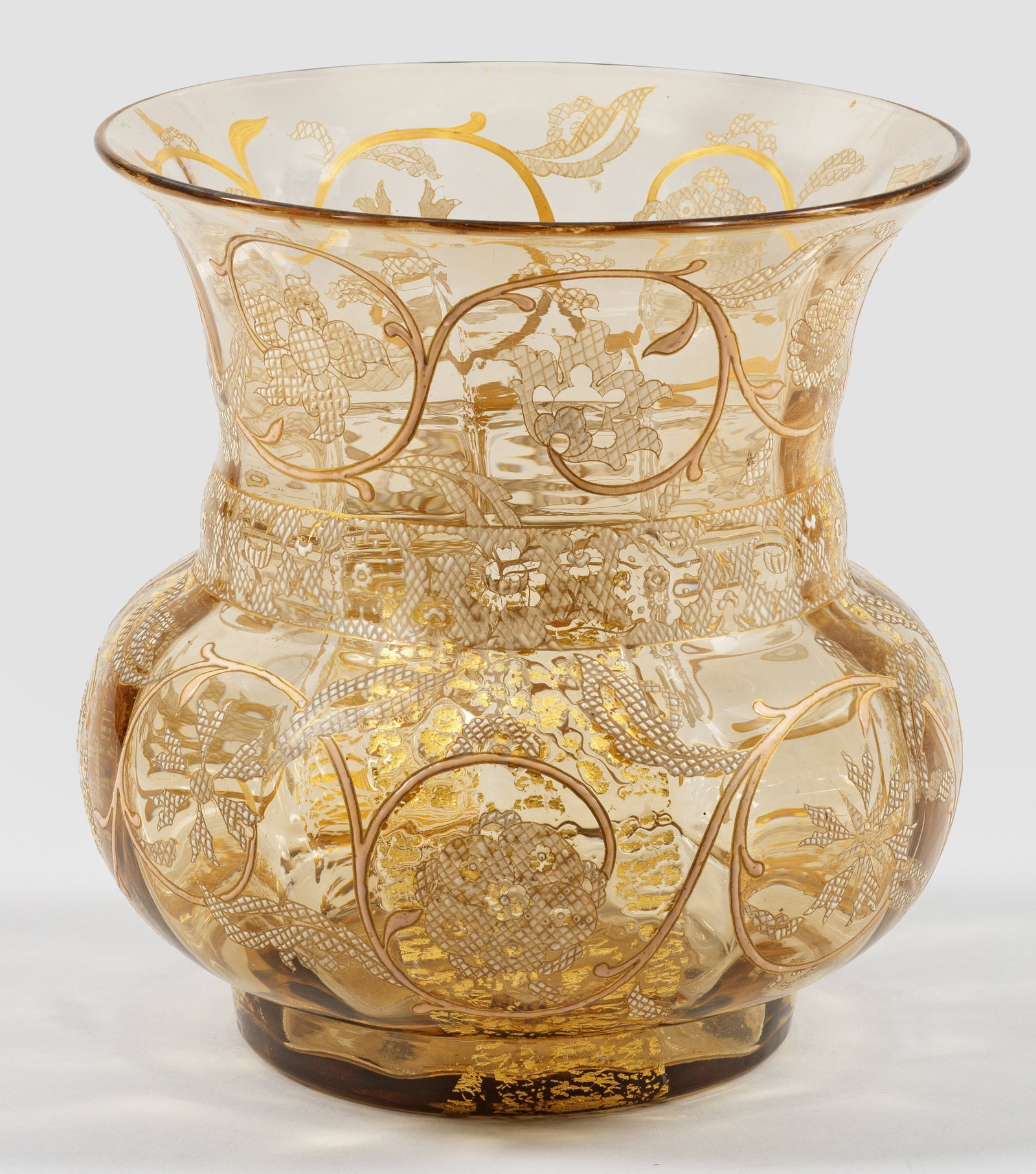 Seltene frühe Vase im orientalisch-persischen Stil: von Emile Gallé Gebauchte Form mit weitem Hals und ausschwingendem Rand. Rauchfarbenes Glas, längsoptisch geblasen, an vier Seiten in Streifen bis zum Hals hochgezogene Golfdolieneinschmelzungen. De