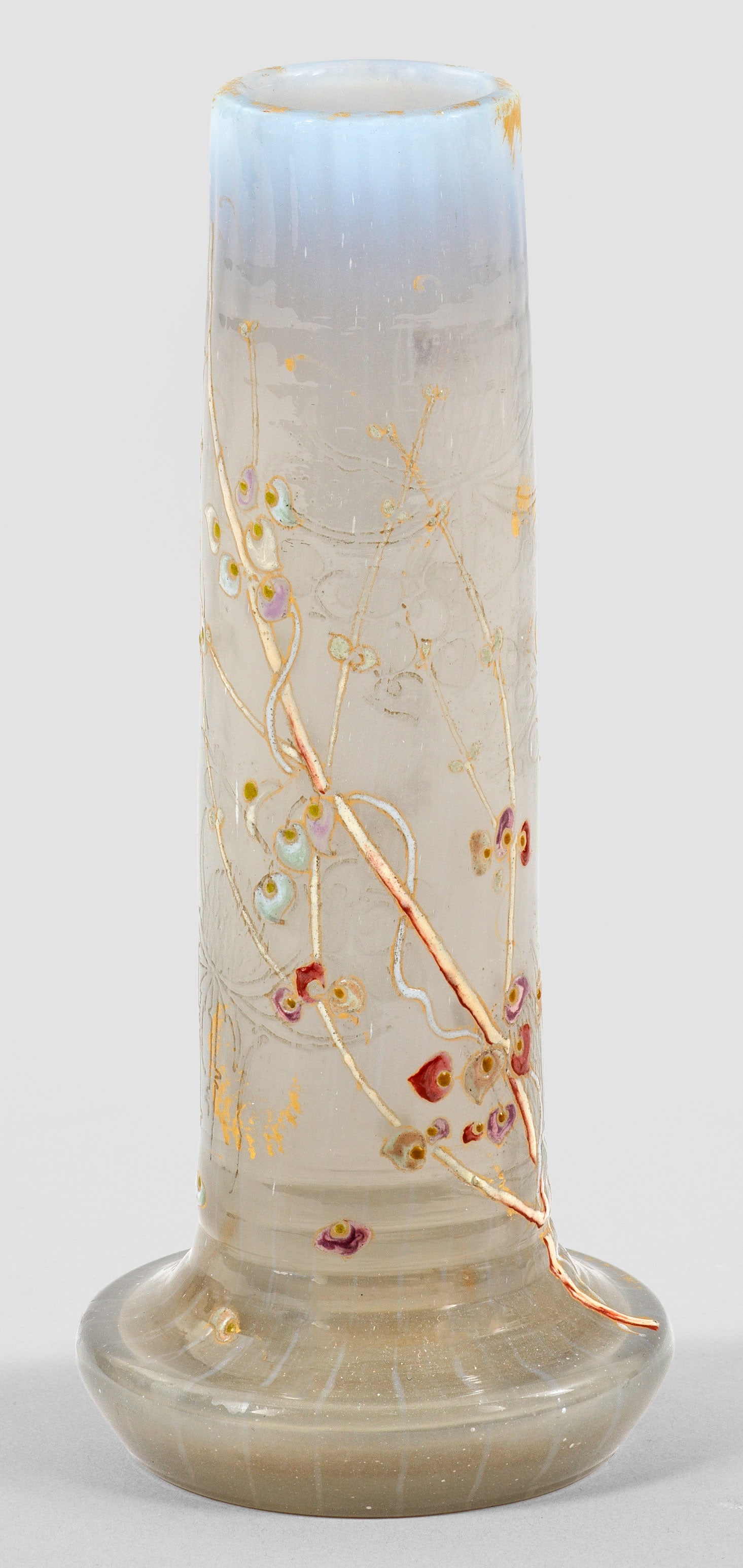 Kleine frühe Stangenvase von Emile Gallé: Bläulich-grau opalisierendes Glas, längsoptisch geblasen sowie partiell horizontal gerippt. Geätzter Dekor mit Wilder Karde bzw. Kardendistel (Dipsacus sylvestris), überlagert von Zweigen des Lieb