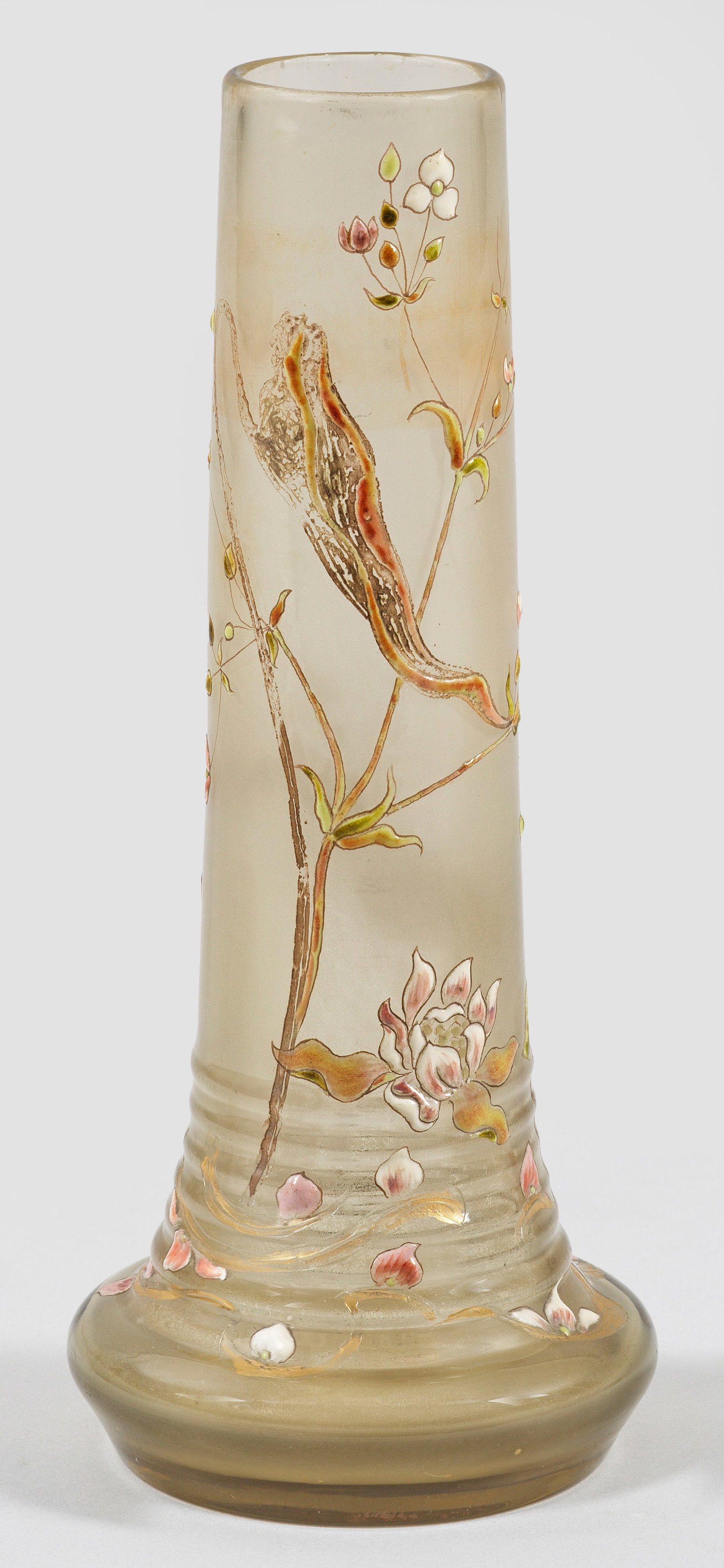 Frühe Stangenvase mit Wildblumen-Dekor von Emile Gallé: Rauchfarbenes Glas, unterhalb horizontal gerippt. Geätzter Dekor kombiniert mit polychromer Relief-Emailmalerei und Gold. Sign. "Cristallerie de Galle à Nancy (/) Modele et decor deposés" sowie sti