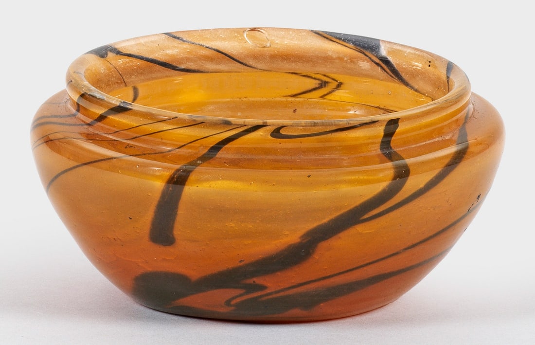 Kleine "Etude"-Schale von Emile Gallé: Gemuldete, dickwandige Form mit gedrücktem, ovoidem Korpus und weiter Öffnung. Überfangglas, farblos, in einer craquelierten Zwischenschicht marmorierte Einschmelzungen in Graublau, darüber eine S