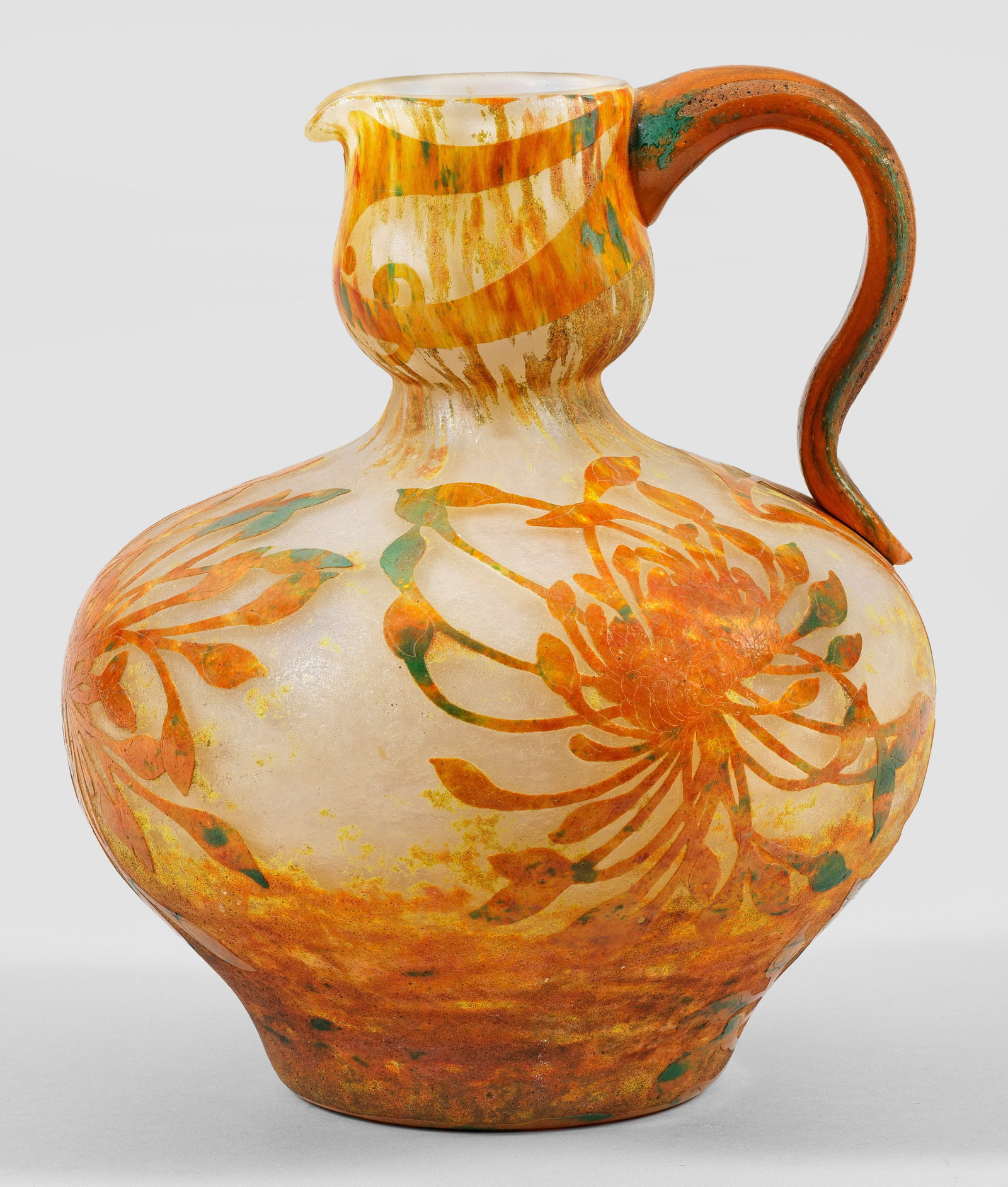 Seltene Jugendstil-Kannenvase mit Geißblatt-Dekor: von Daum Frères Überfangglas, farblos, opalisierend mit einzelnen weißen Tupfen, die Deckschicht mit gelben, ockerroten und grünen Pulveraufschmelzungen. Umlaufend in mehreren Arbeitsgängen ausge