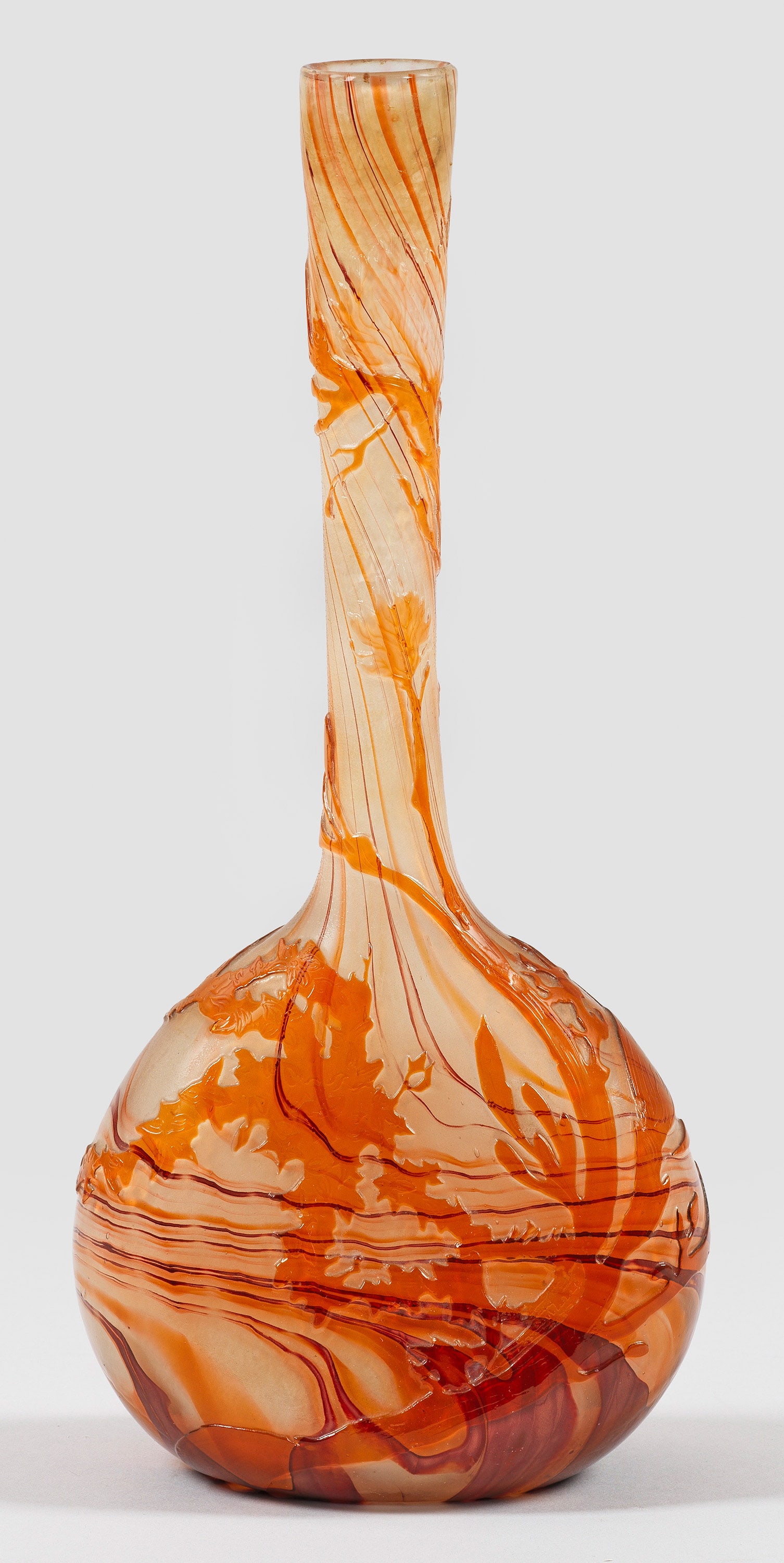 Enghalsvase mit Meeresalgendekor "Algues" von Emile Gallé: Beidseitig abgeplattete "Berluze"- bzw. Solifleur-Form. Überfangglas, marmorierte Einschmelzungen und Überfang in Ockerrot und Violett. In mehreren Arbeitsgängen ausgeführter, geätzter und feuerp