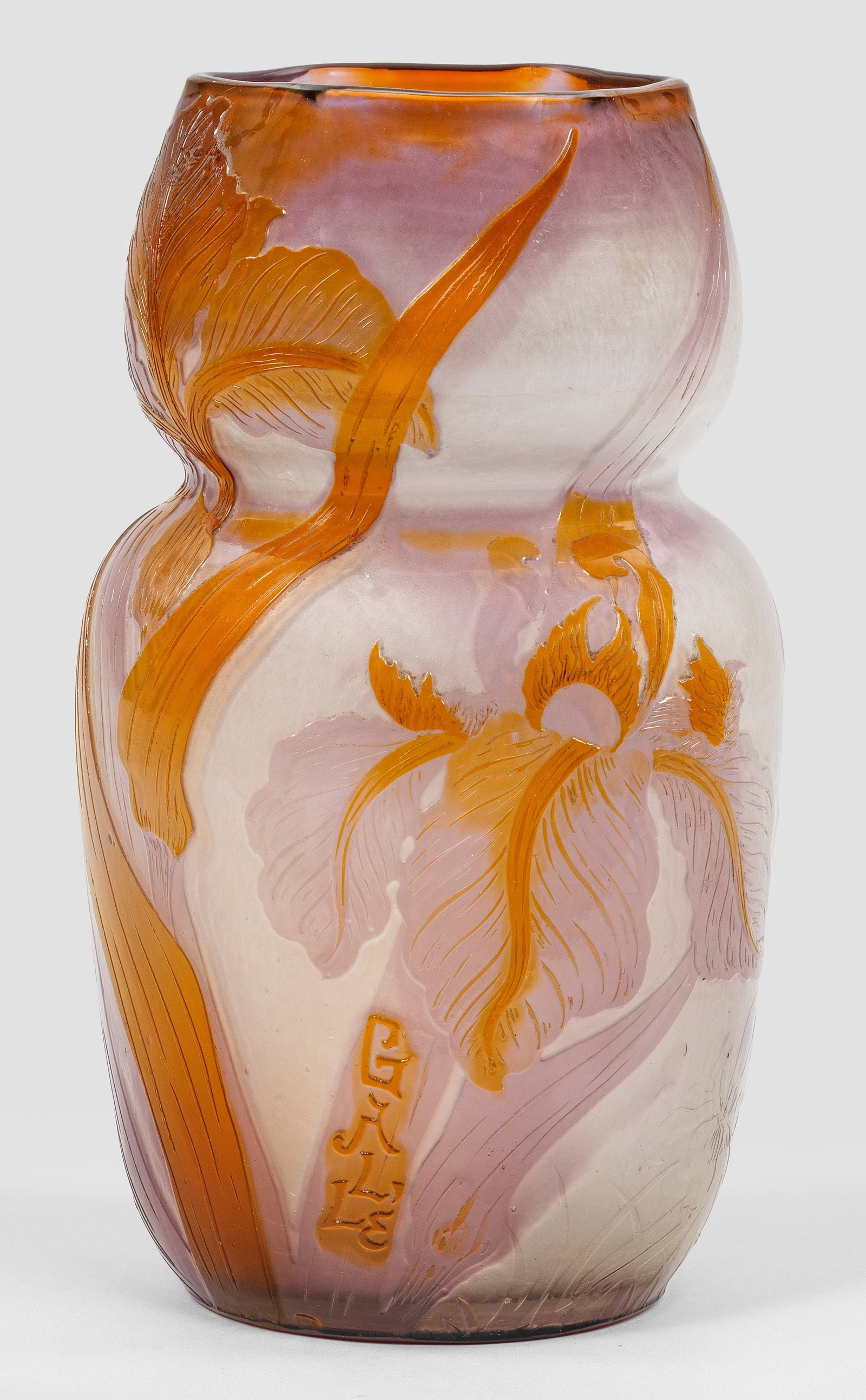 Jugendstil-Ziervase mit Iris-Dekor von Emile Gallé: Oberhalb gegürtete, schlanke Form mit sechseckiger Mündung. Überfangglas, farblos, ockerfarben und violett. In mehreren Arbeitsgängen geätzter und feuerpolierter Dekor aus blühenden Irisstängel