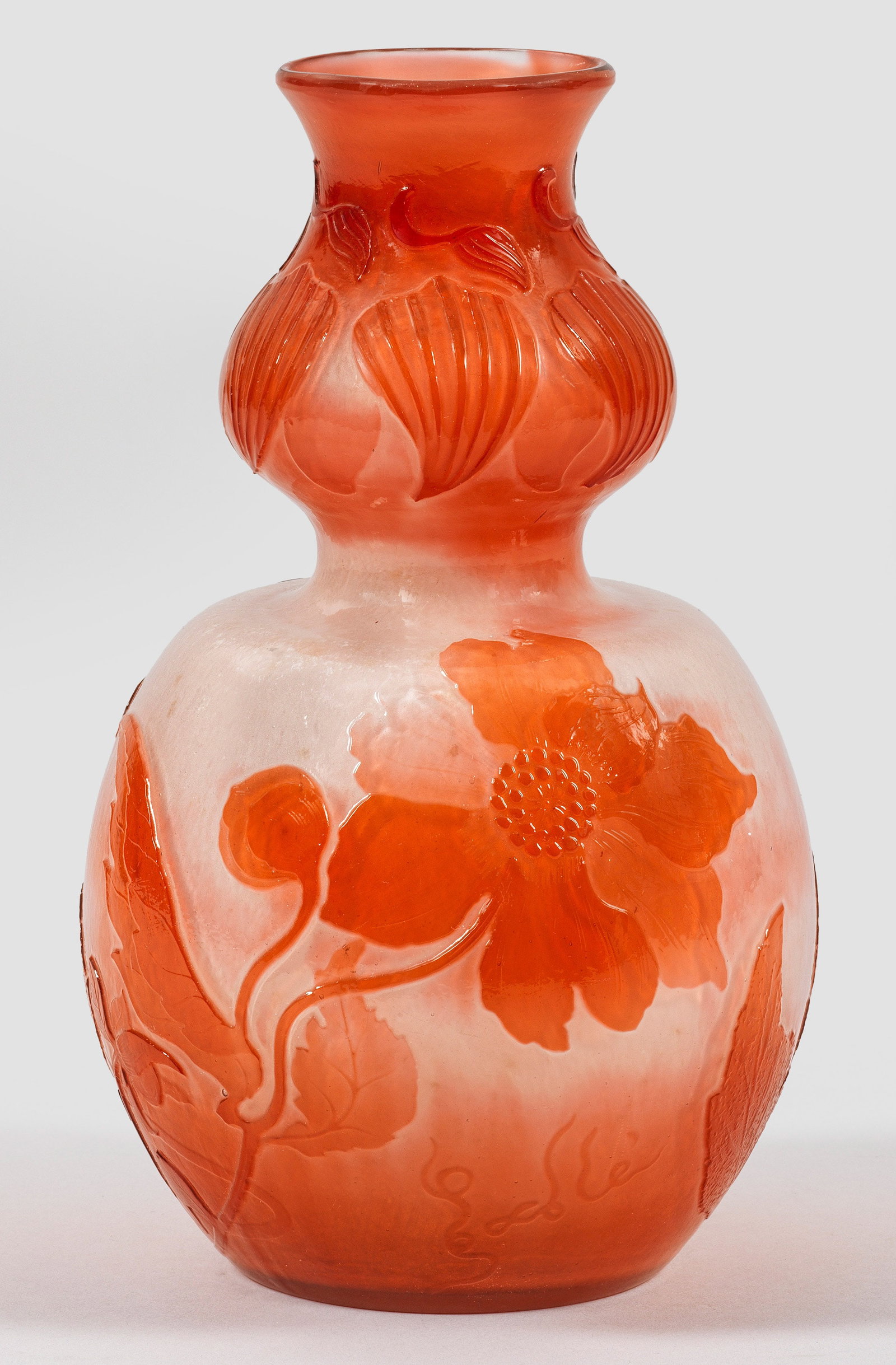 Kalebassenvase mit Anemonen-Dekor von Emile Gallé: Doppelkürbisform. Überfangglas, farblos und hell-weinrot. Umlaufender, in mehreren Arbeitsgängen ausgeführter, geätzter und abschließend flächendeckend feuerpolierter Dekor aus wilden Anemonen.