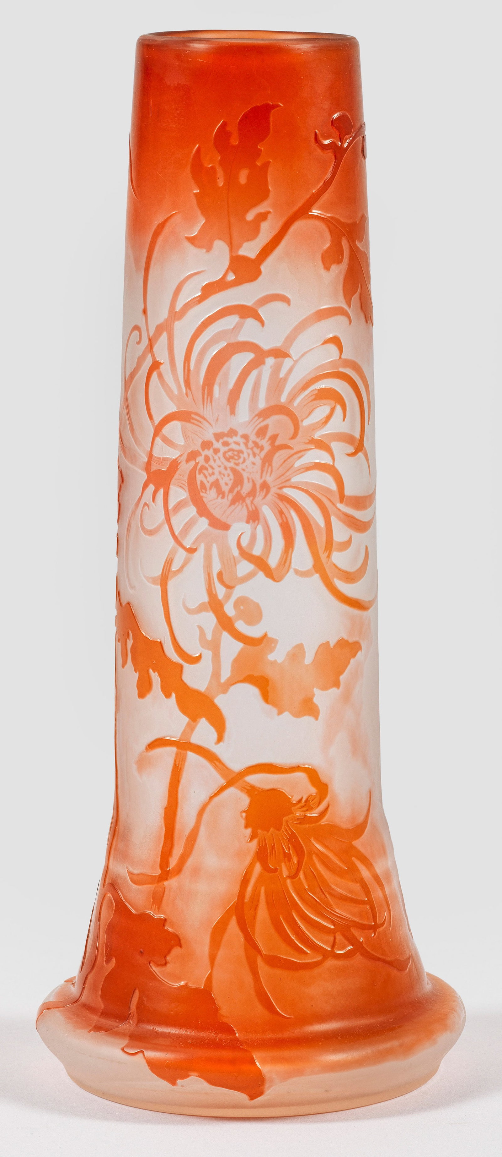 Emile Gallé-Stangenvase mit Chysanthemendekor: Unterhalb leicht horizontal gerippte Form mit Fußwulst. Überfangglas, farblos und lachsrot. Geätzter, polierter Dekor aus blühenden Chrysanthemen-Stängeln. Japonisierende Sign. "Gallé" mit Nr. "